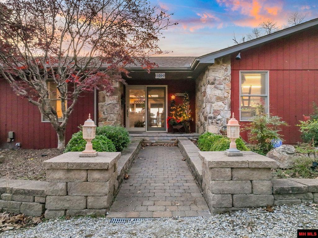 1570 Lake Point Drive