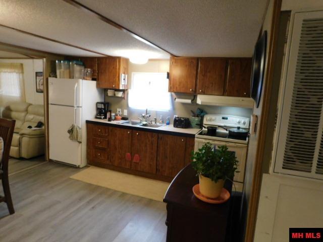 1944 Woods Point Road