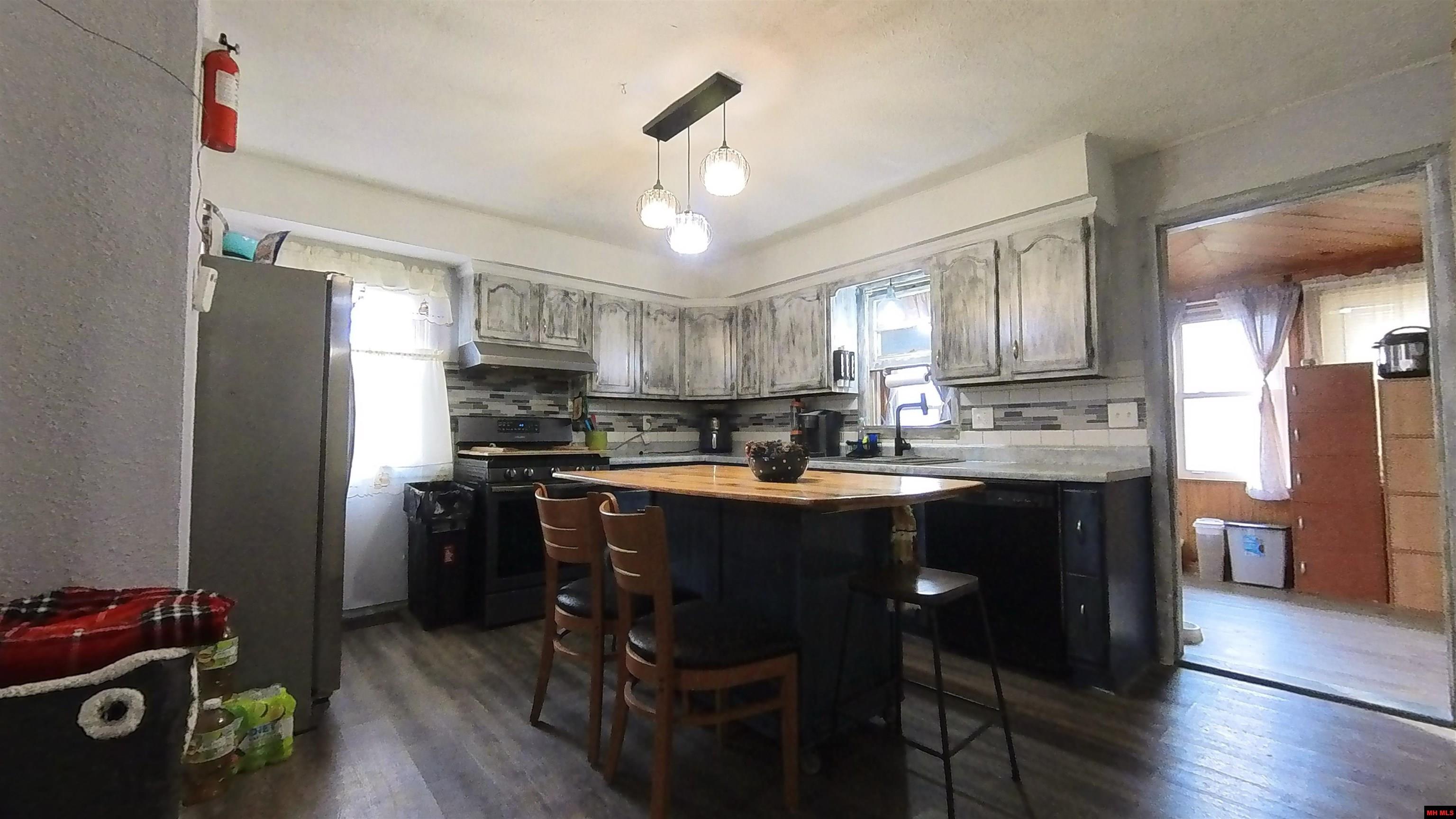 1657 Private Road 2970