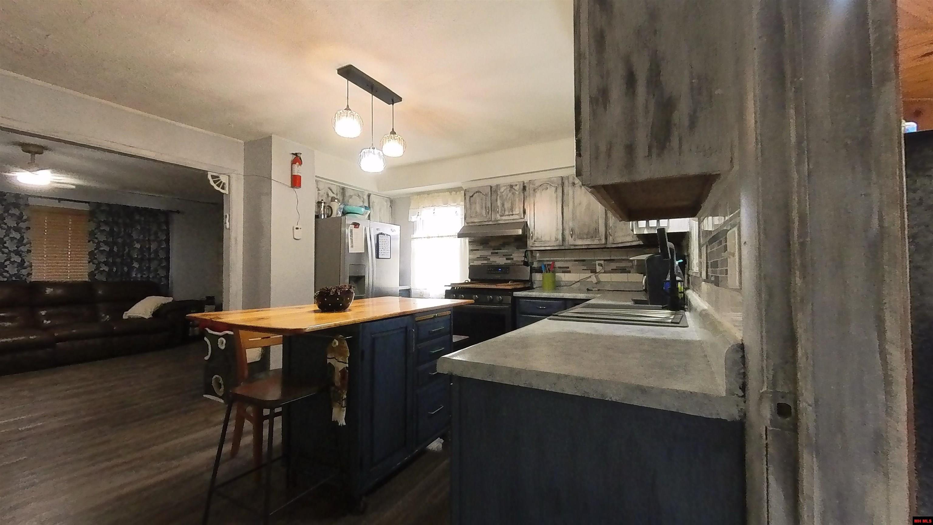 1657 Private Road 2970