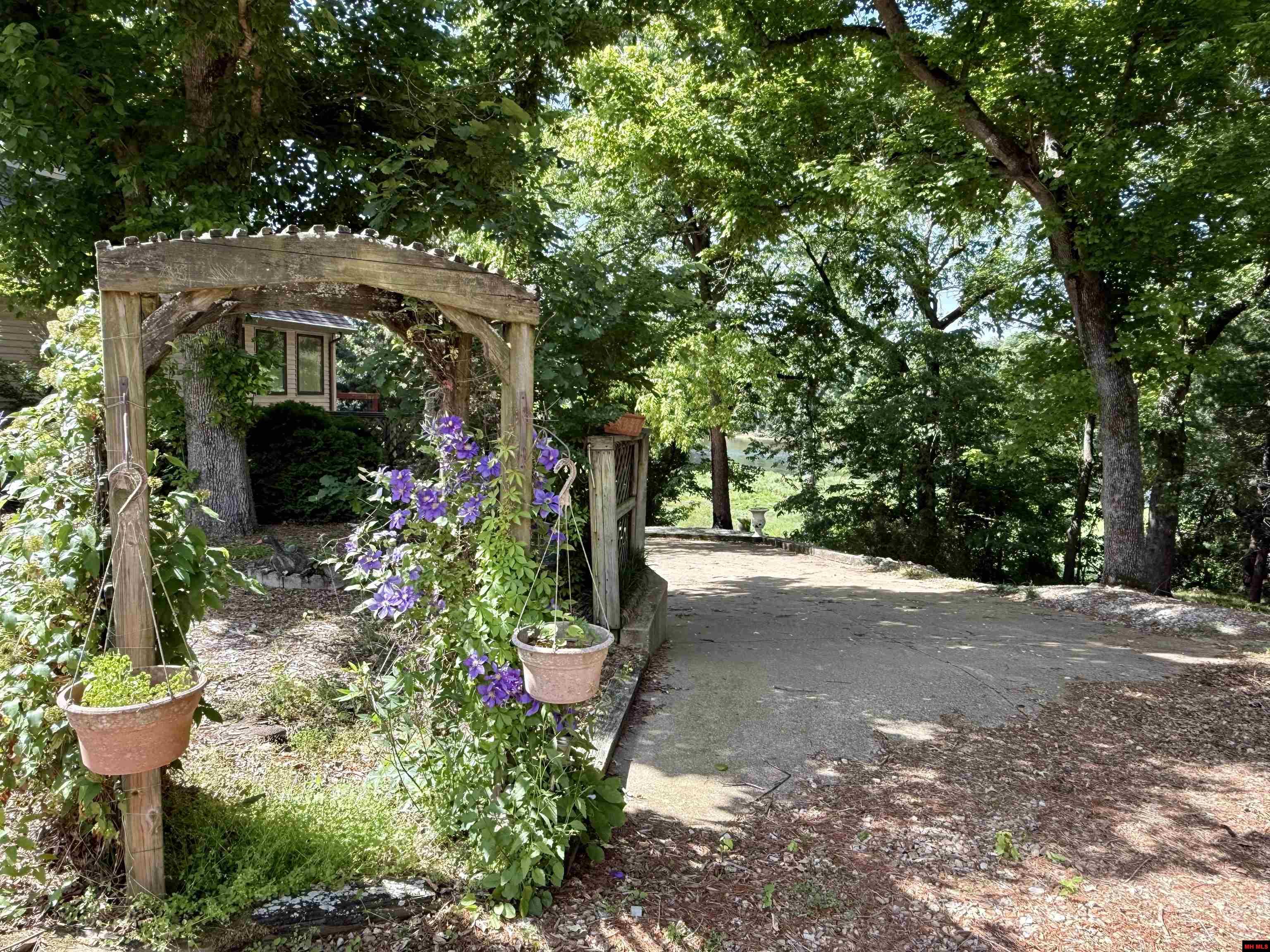 288 Valley Airport Drive