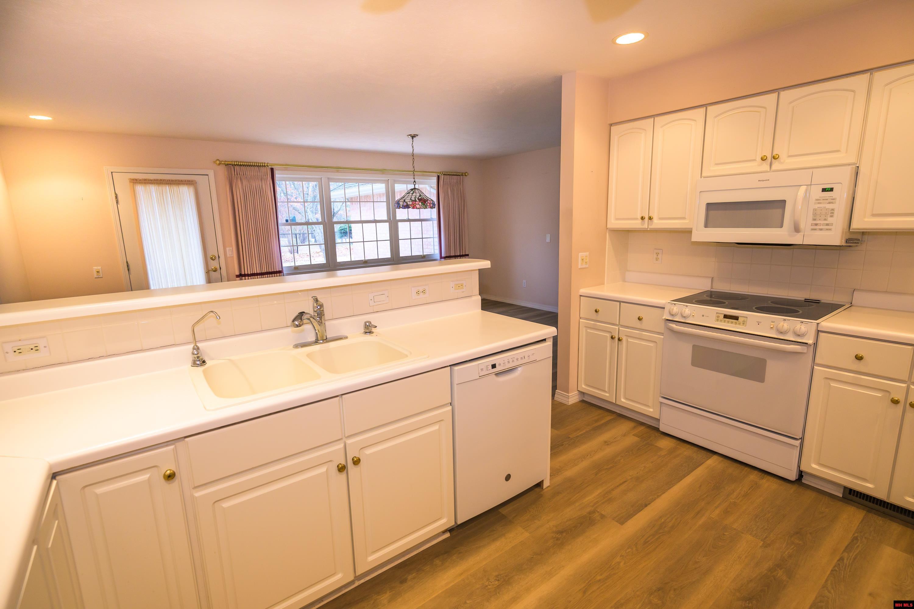 616 LEATHERWOOD DRIVE Mountain Home, AR