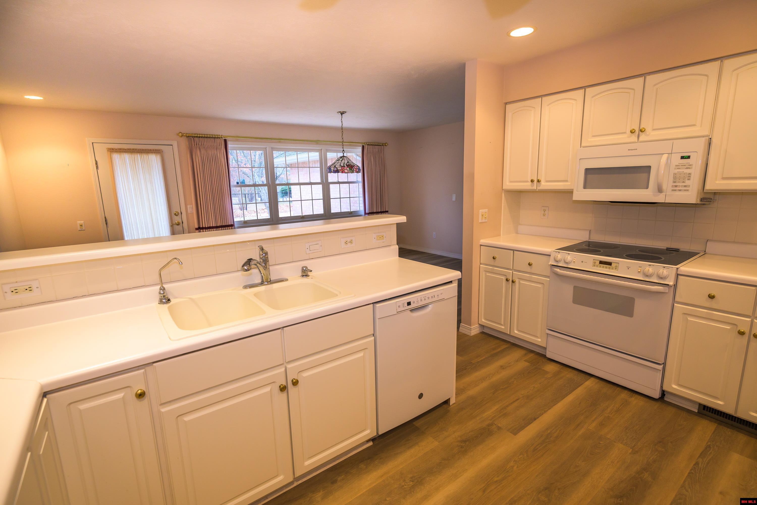 616 LEATHERWOOD DRIVE Mountain Home, AR
