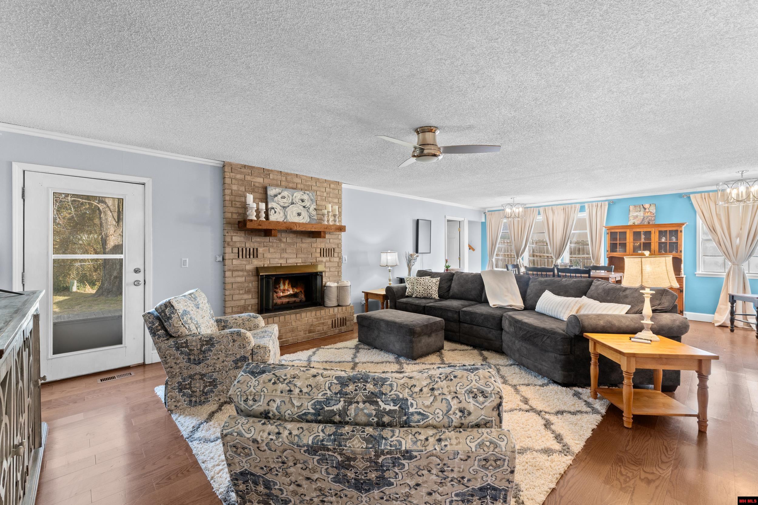 1401 S Kingswood Way