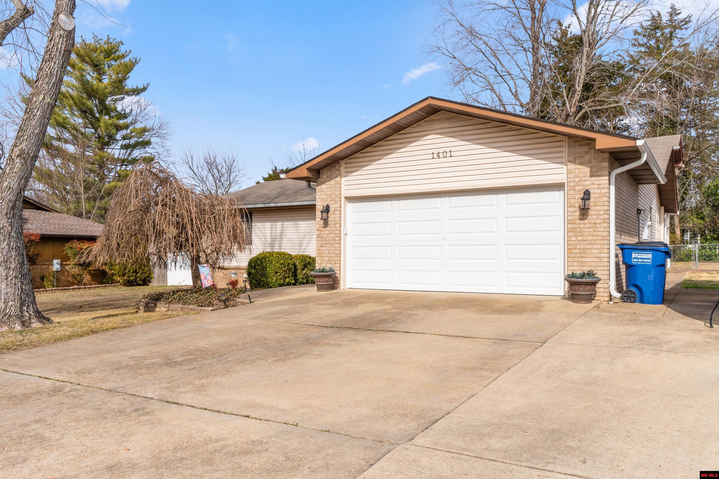 1401 S Kingswood Way