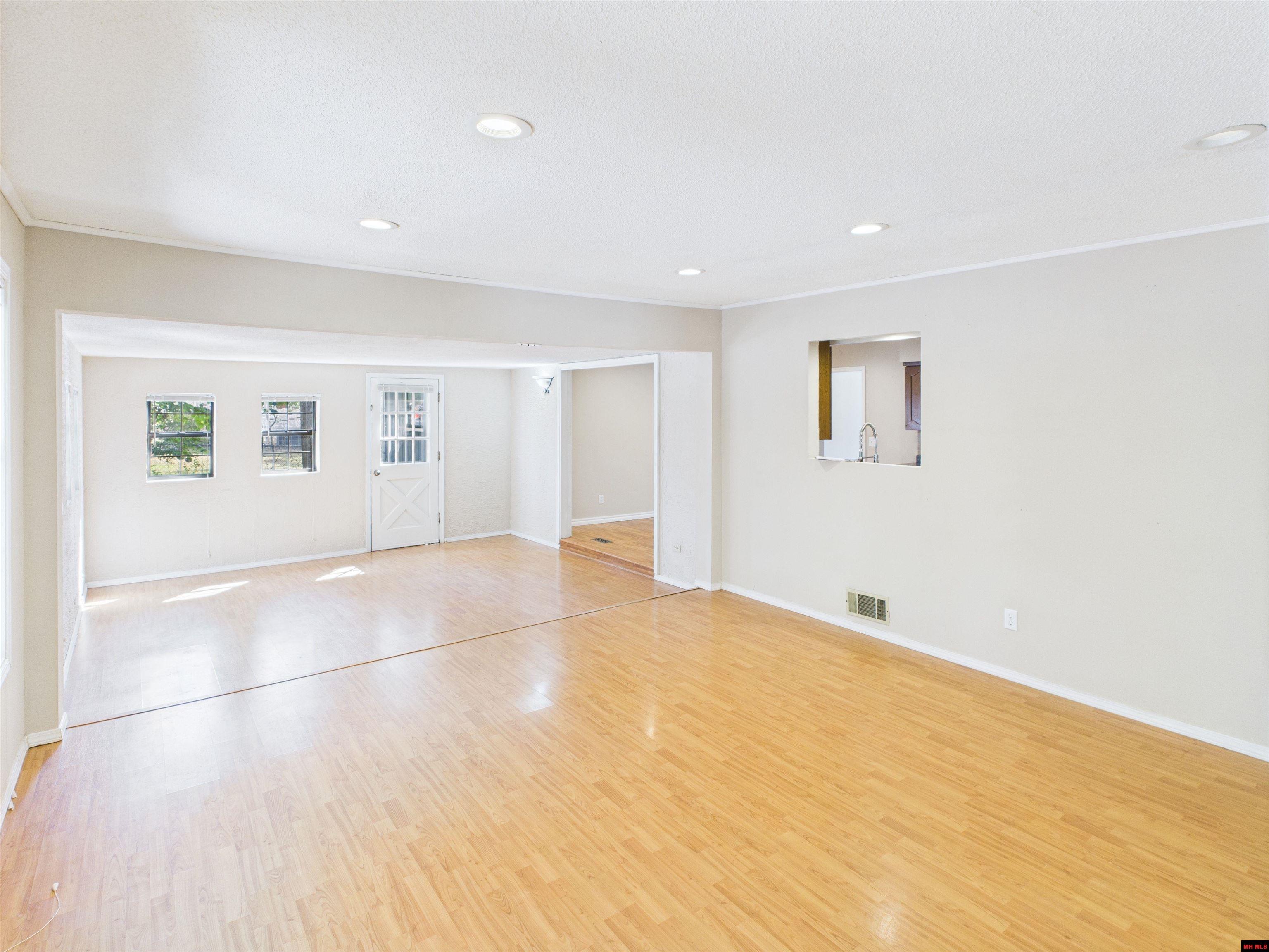 1138 Meadowcrest Drive