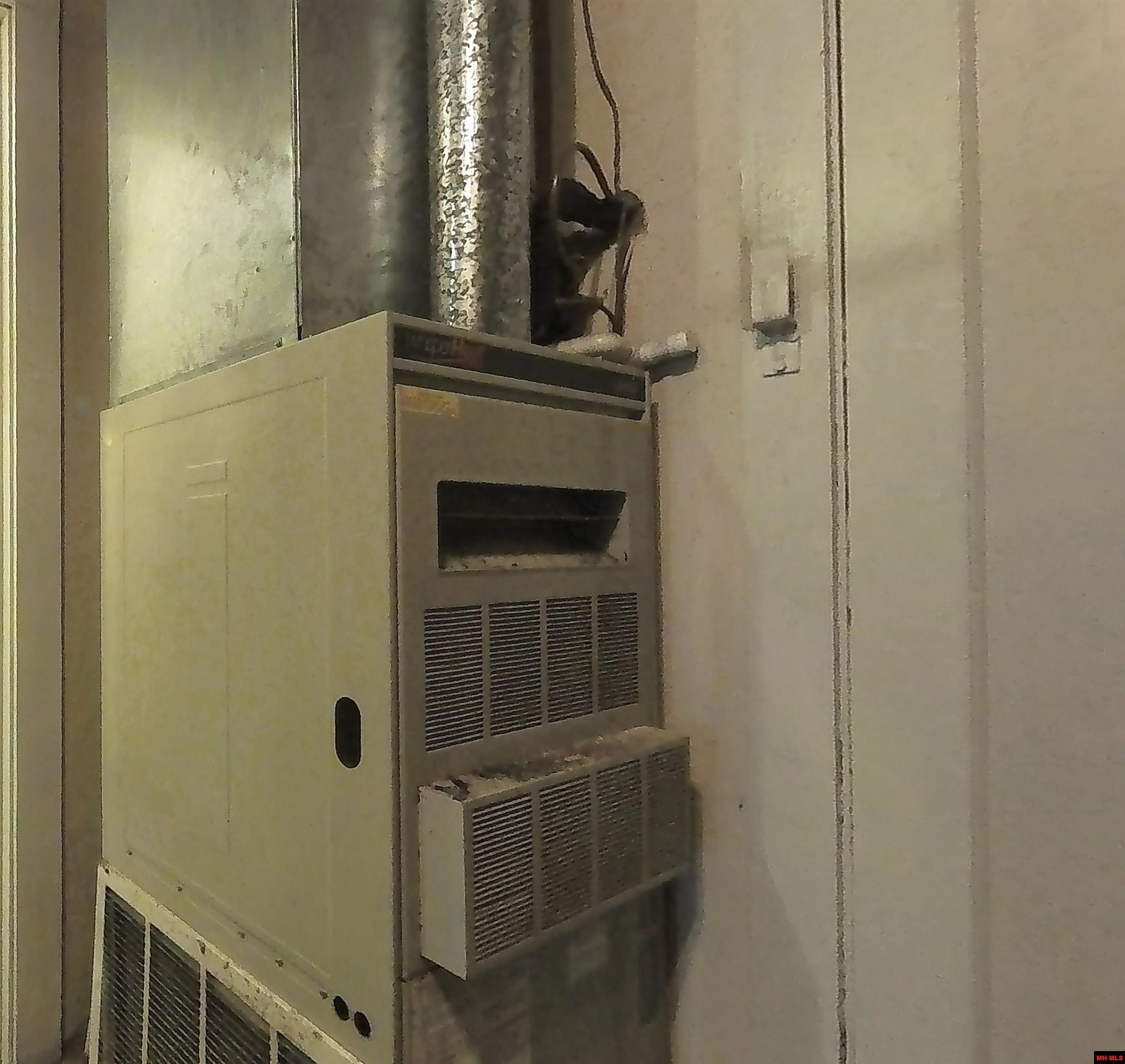 215 S GRAND AVENUE Houston, MO