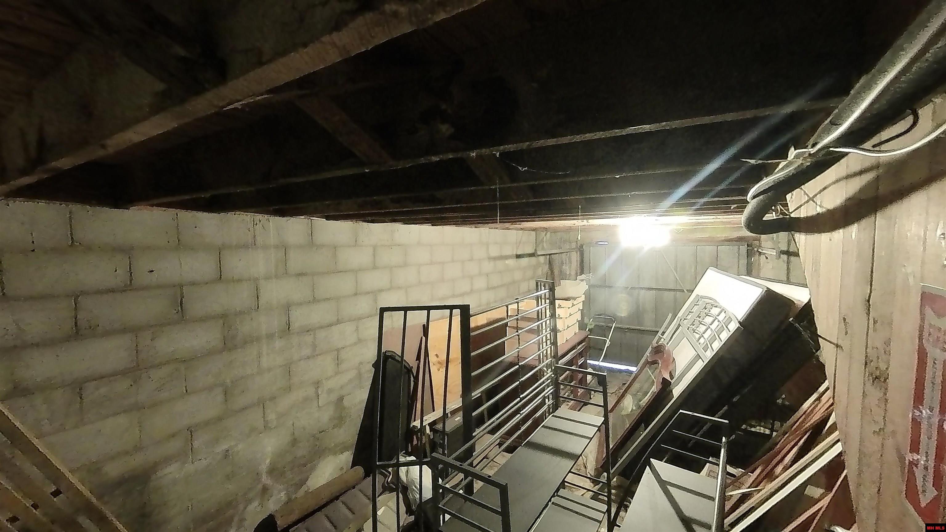 215 S GRAND AVENUE Houston, MO