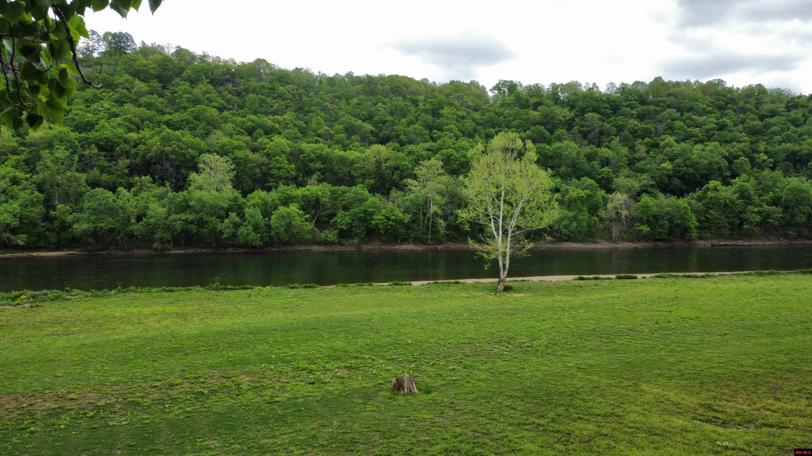 2752 RIVERVIEW DRIVE Norfork, AR 72658