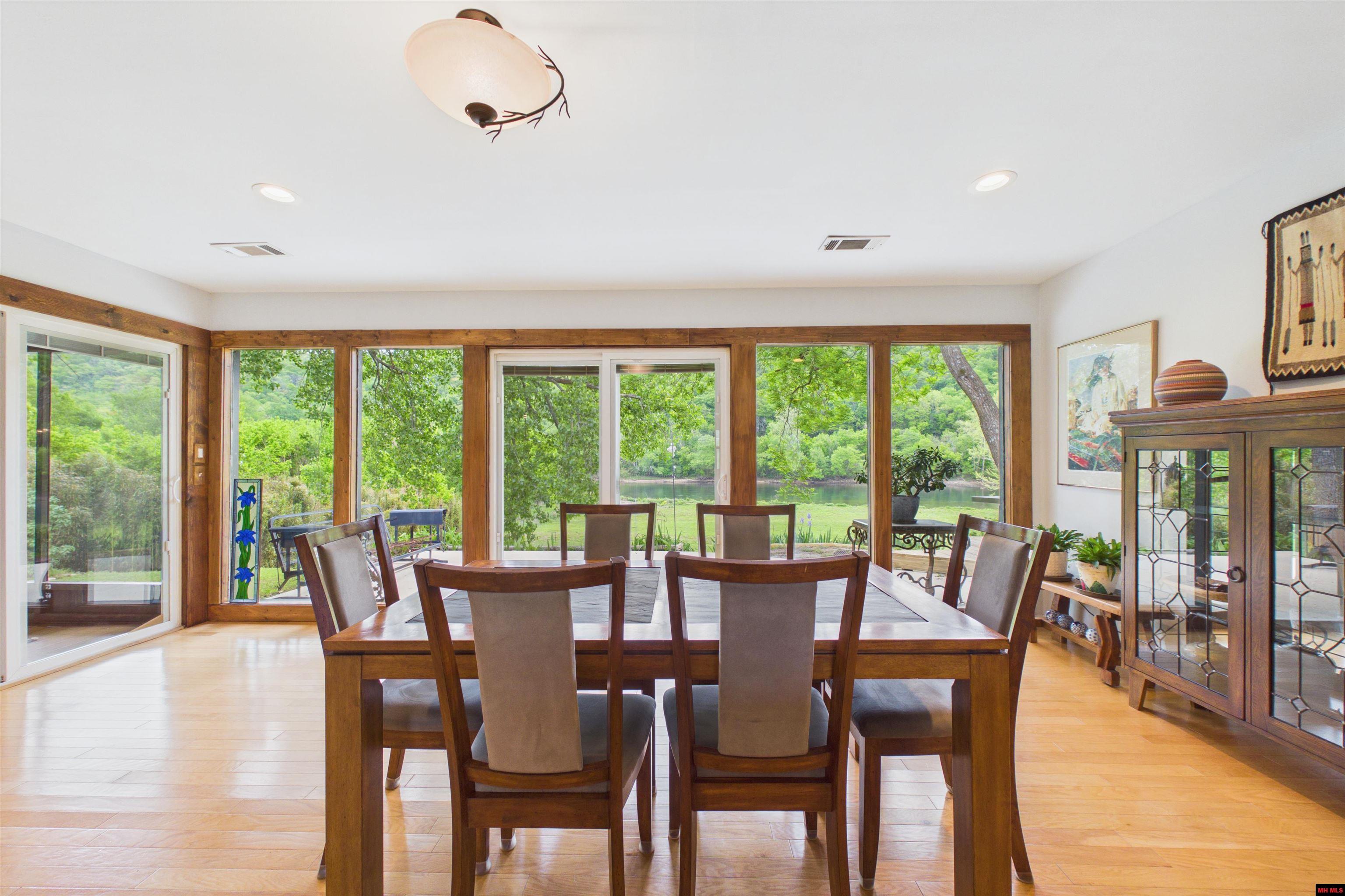 2752 Riverview Drive