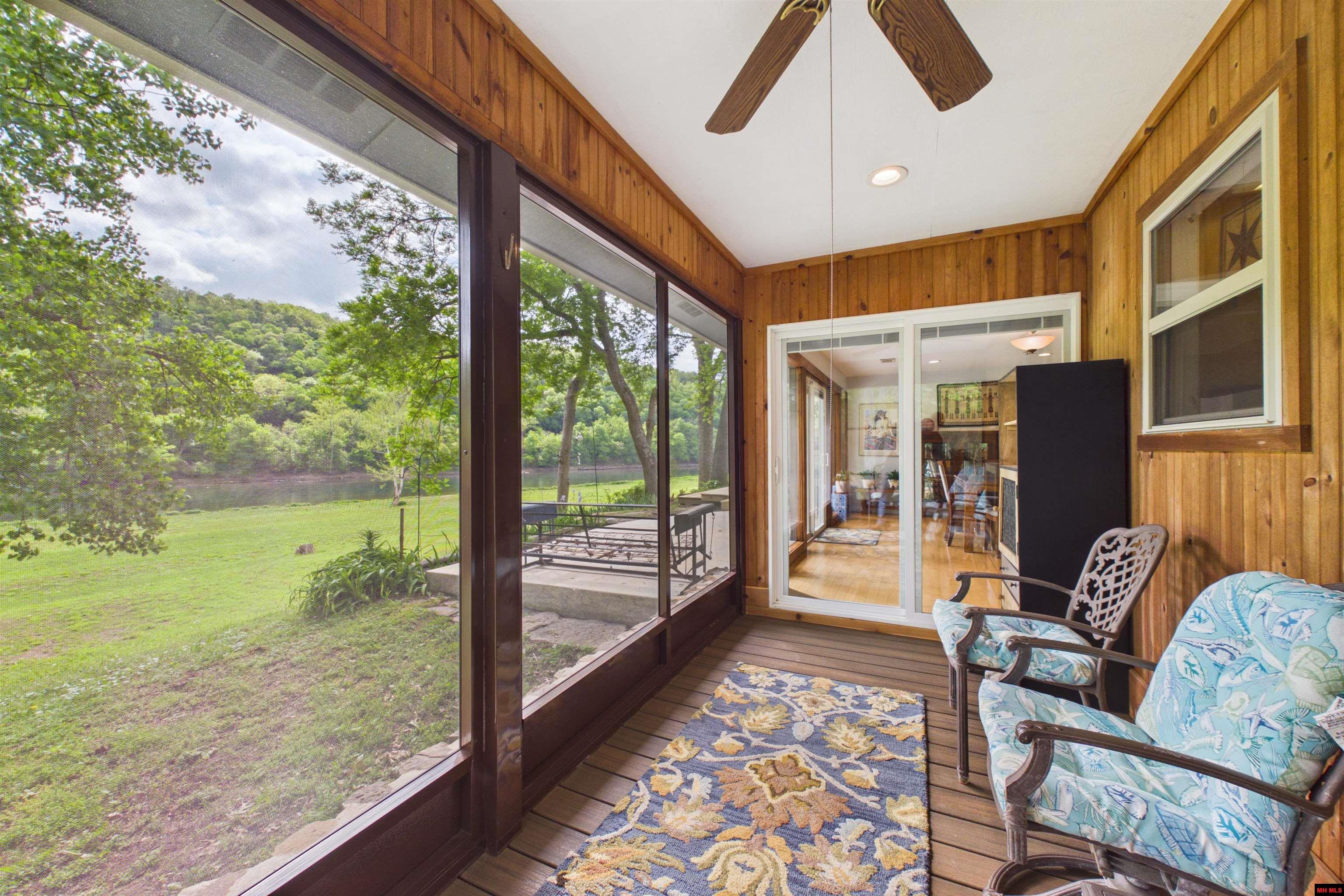 2752 RIVERVIEW DRIVE Norfork, AR 72658