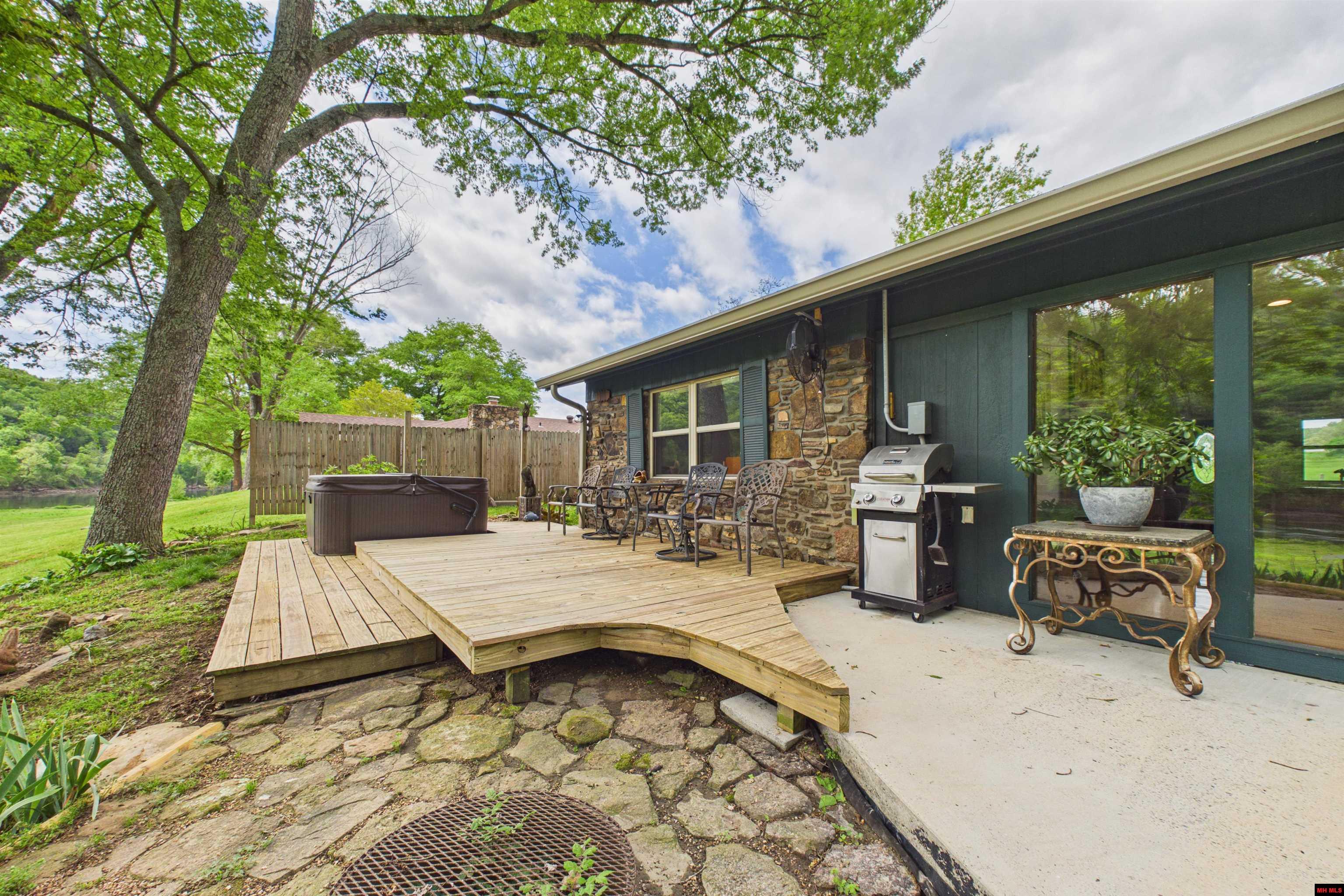 2752 RIVERVIEW DRIVE Norfork, AR 72658