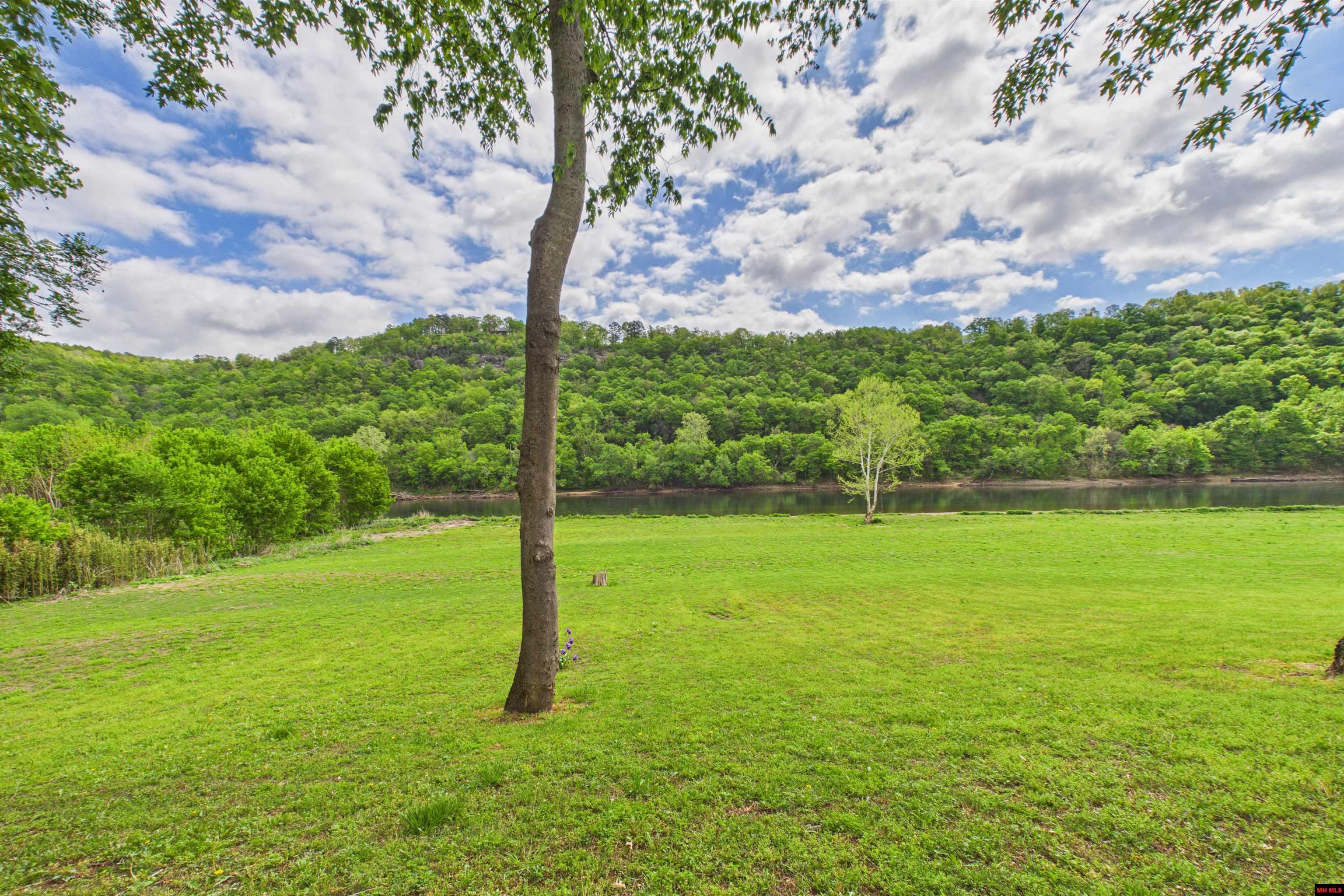 2752 RIVERVIEW DRIVE Norfork, AR 72658