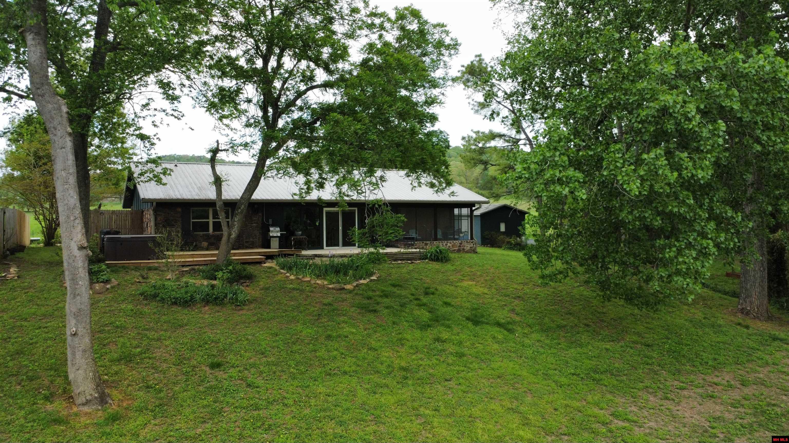 2752 RIVERVIEW DRIVE Norfork, AR 72658