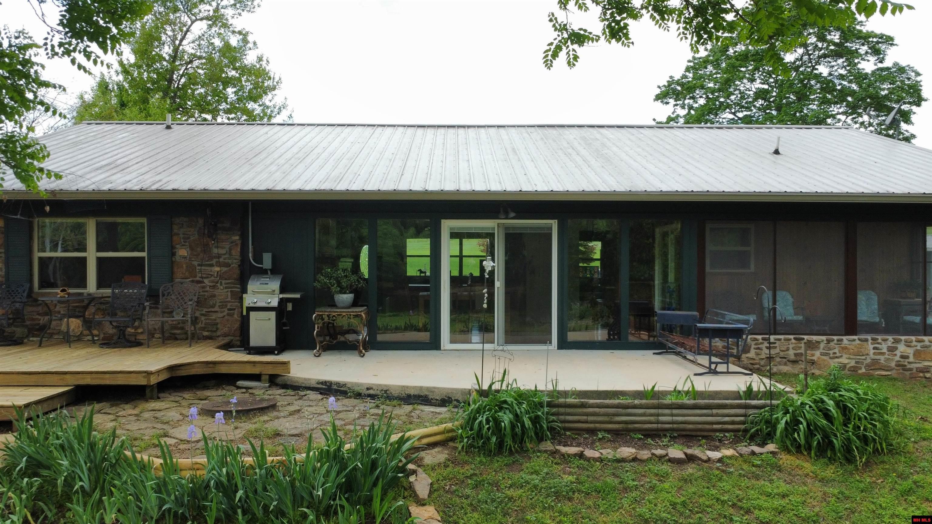 2752 RIVERVIEW DRIVE Norfork, AR 72658
