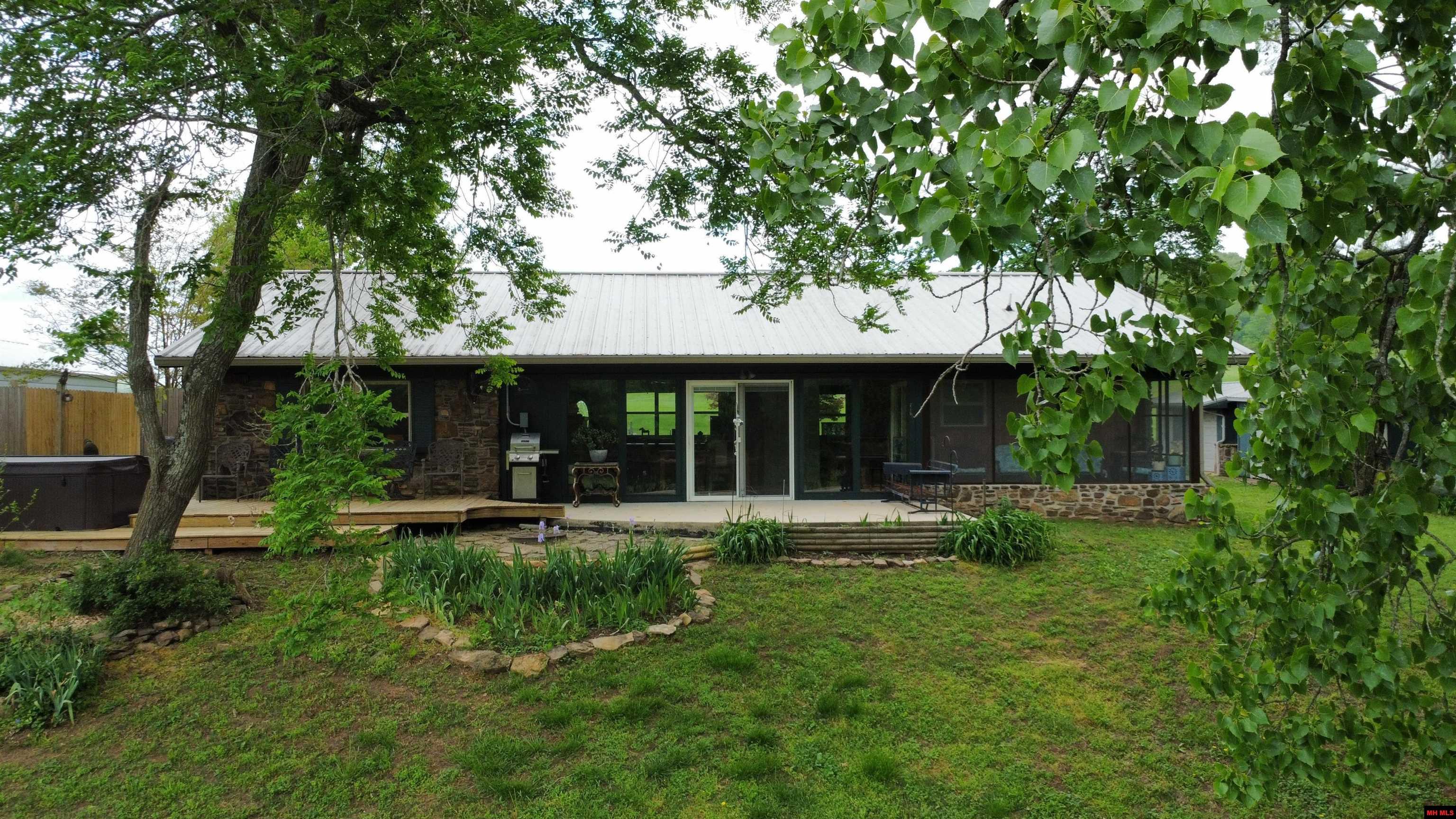 2752 RIVERVIEW DRIVE Norfork, AR 72658