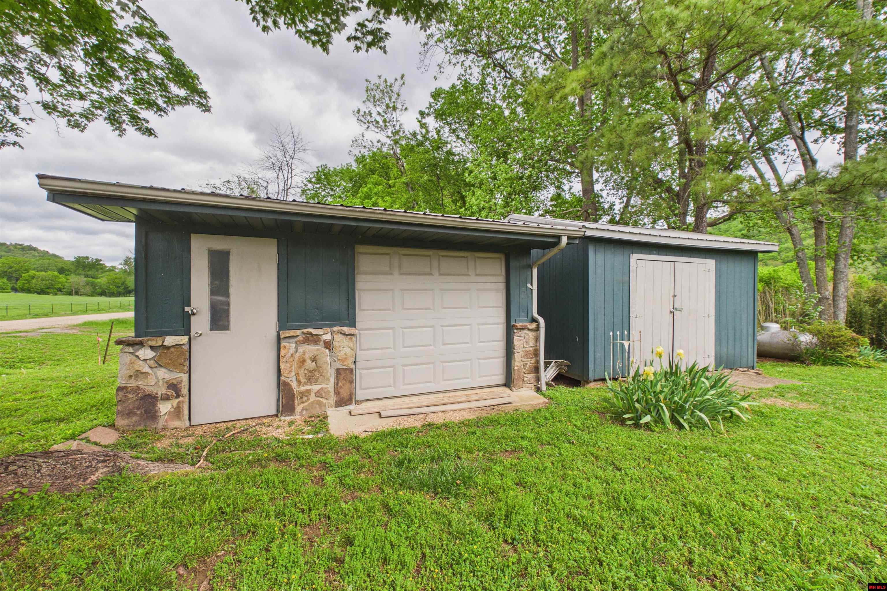2752 RIVERVIEW DRIVE Norfork, AR 72658