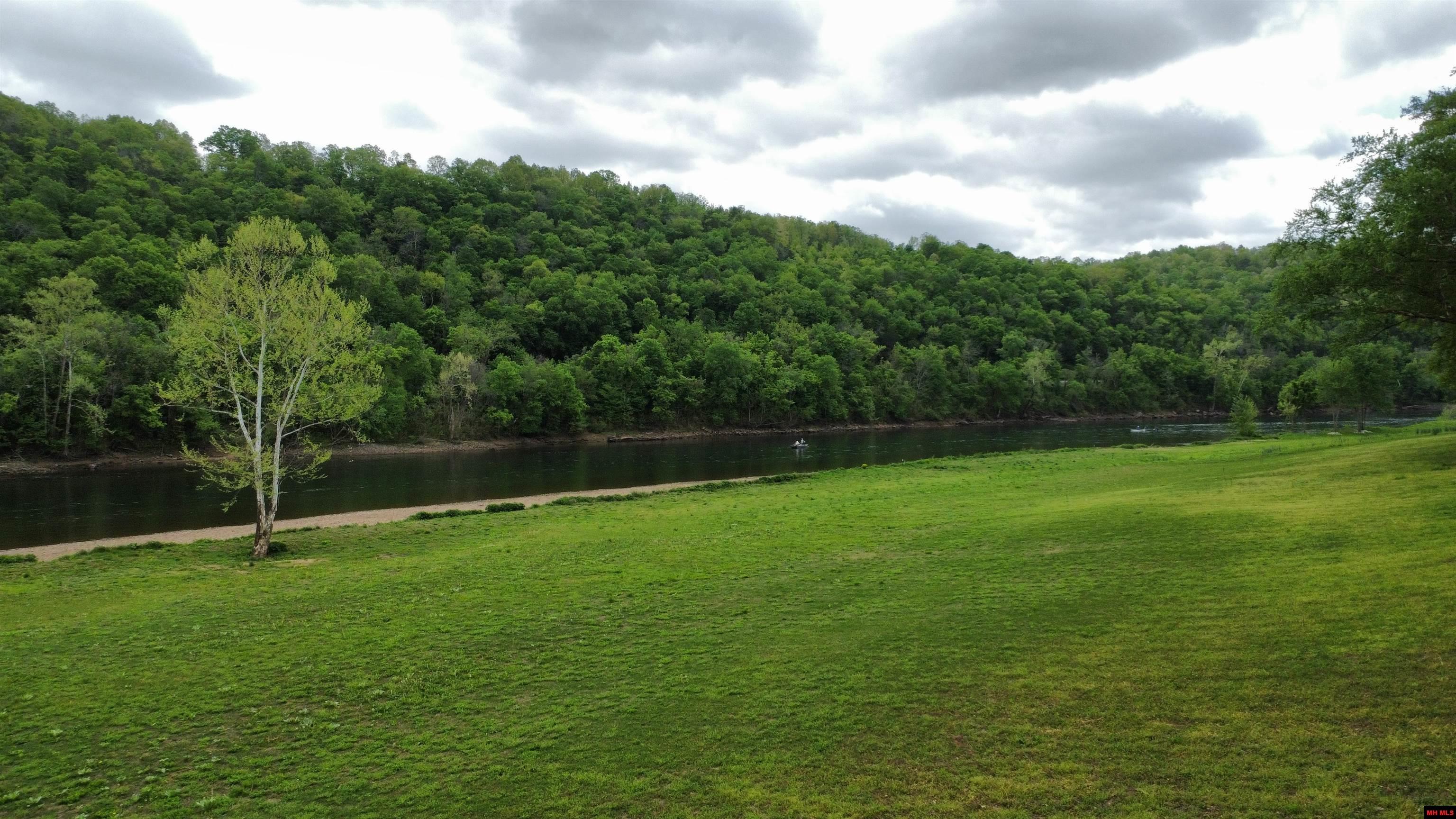 2752 RIVERVIEW DRIVE Norfork, AR 72658