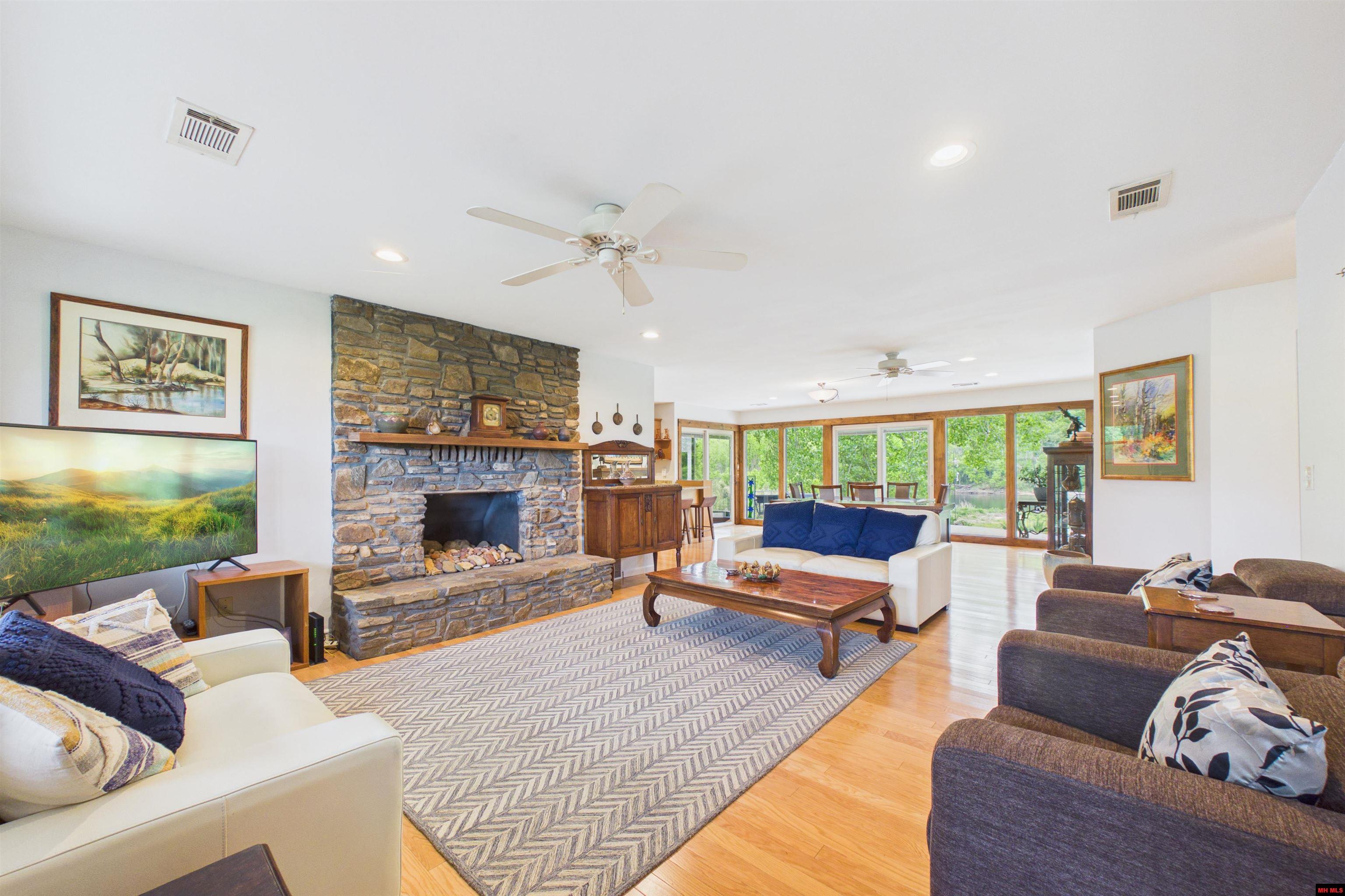 2752 RIVERVIEW DRIVE Norfork, AR 72658
