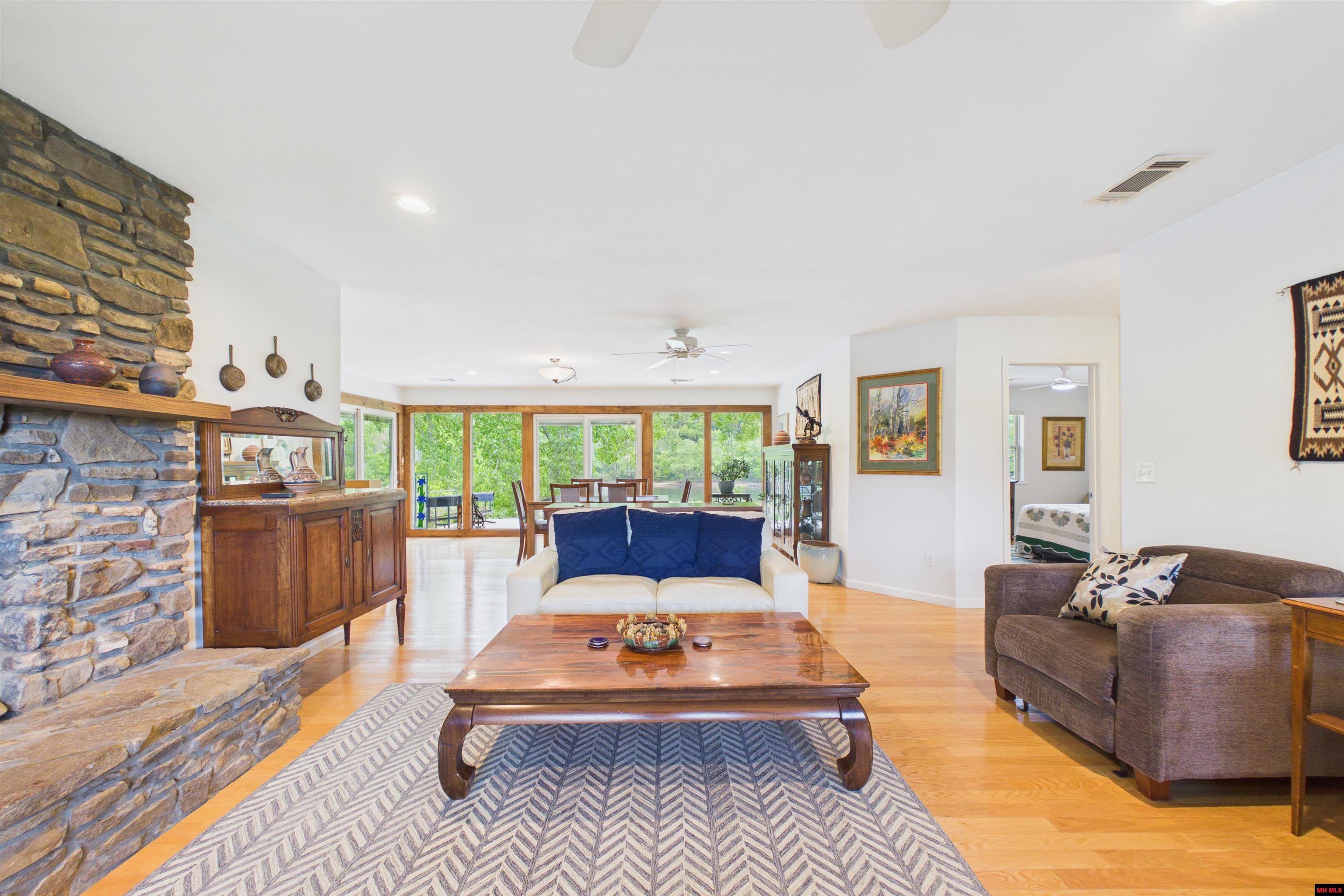 2752 Riverview Drive