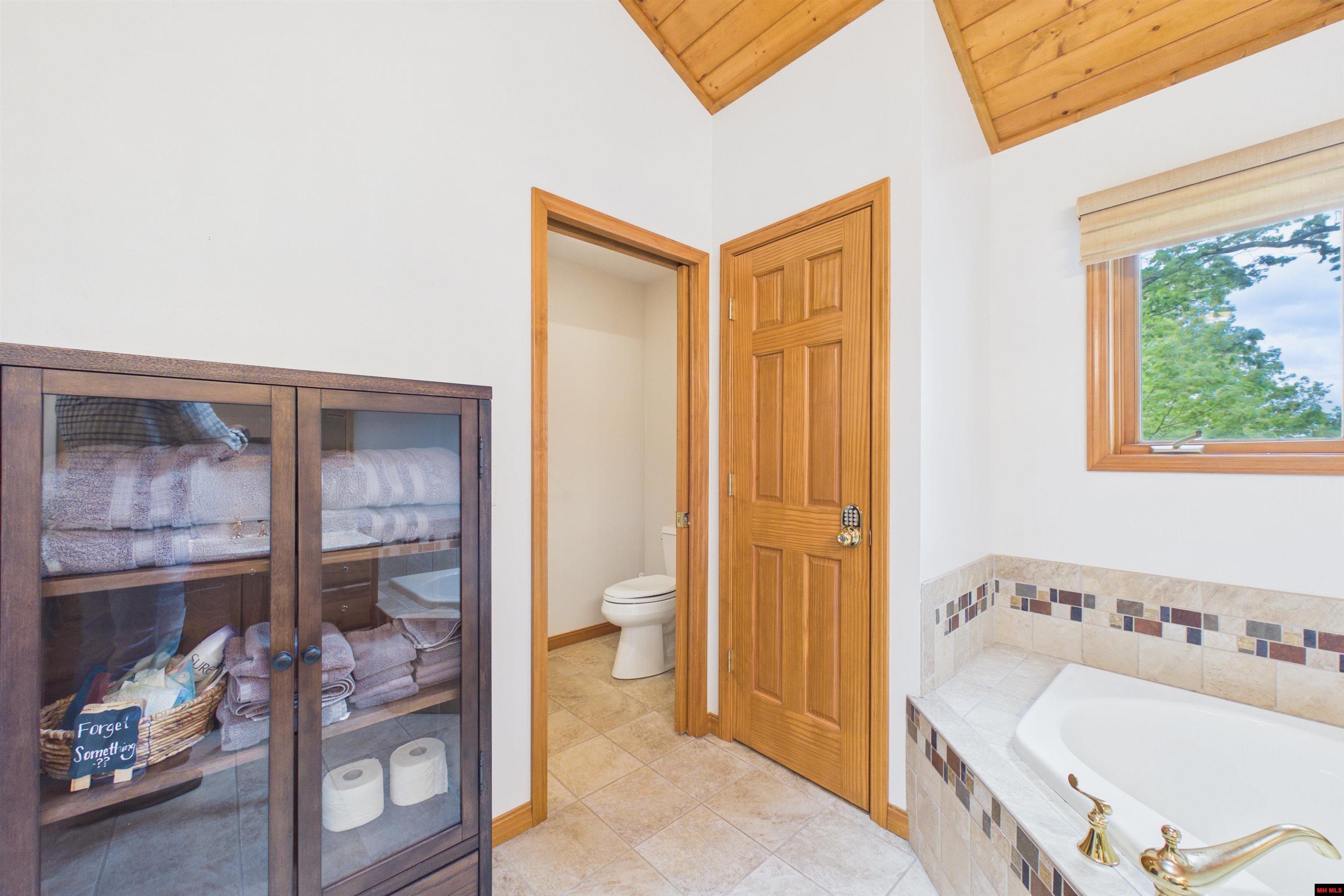 438 MC 186 Oakland, AR 72661