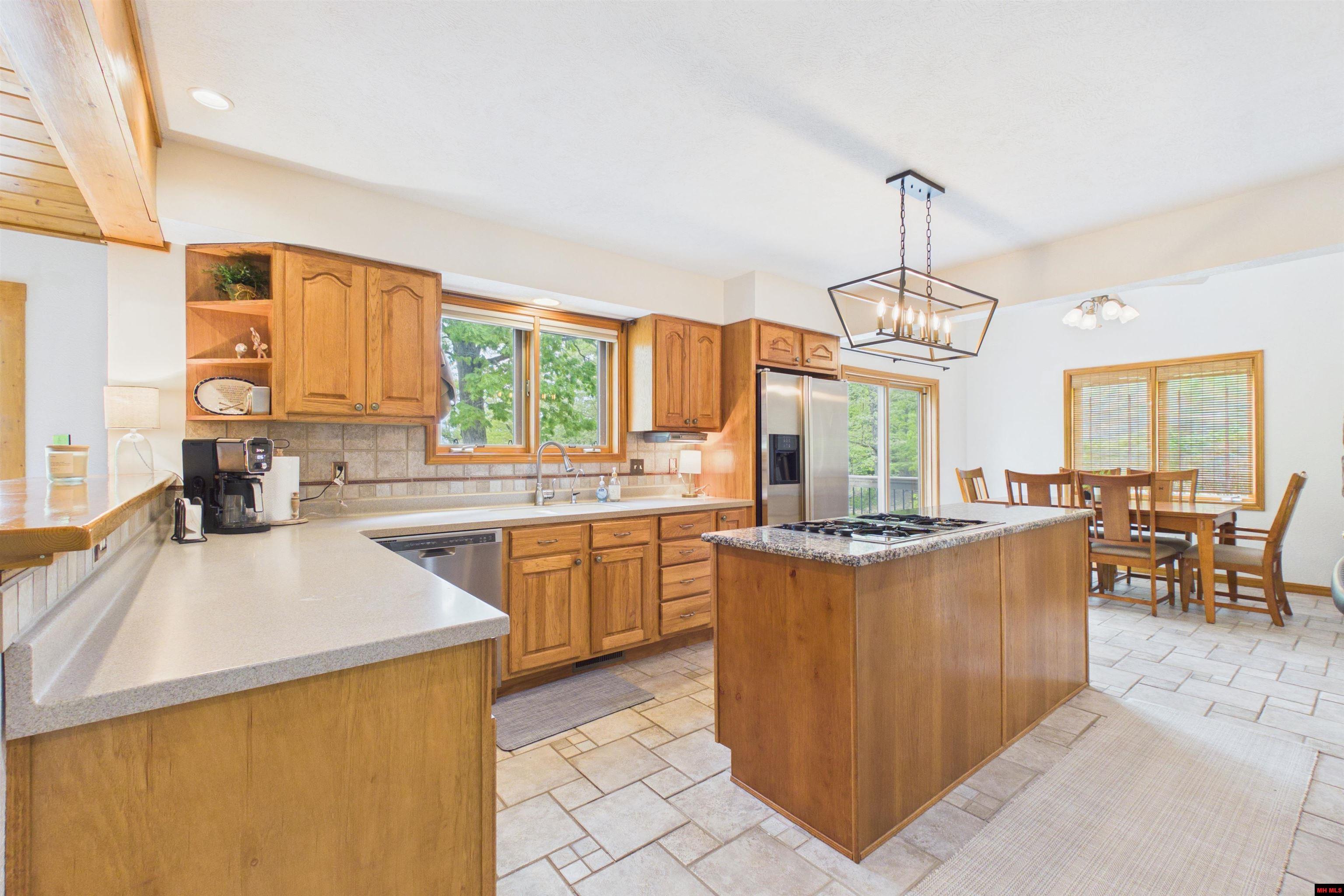 438 MC 186 Oakland, AR 72661