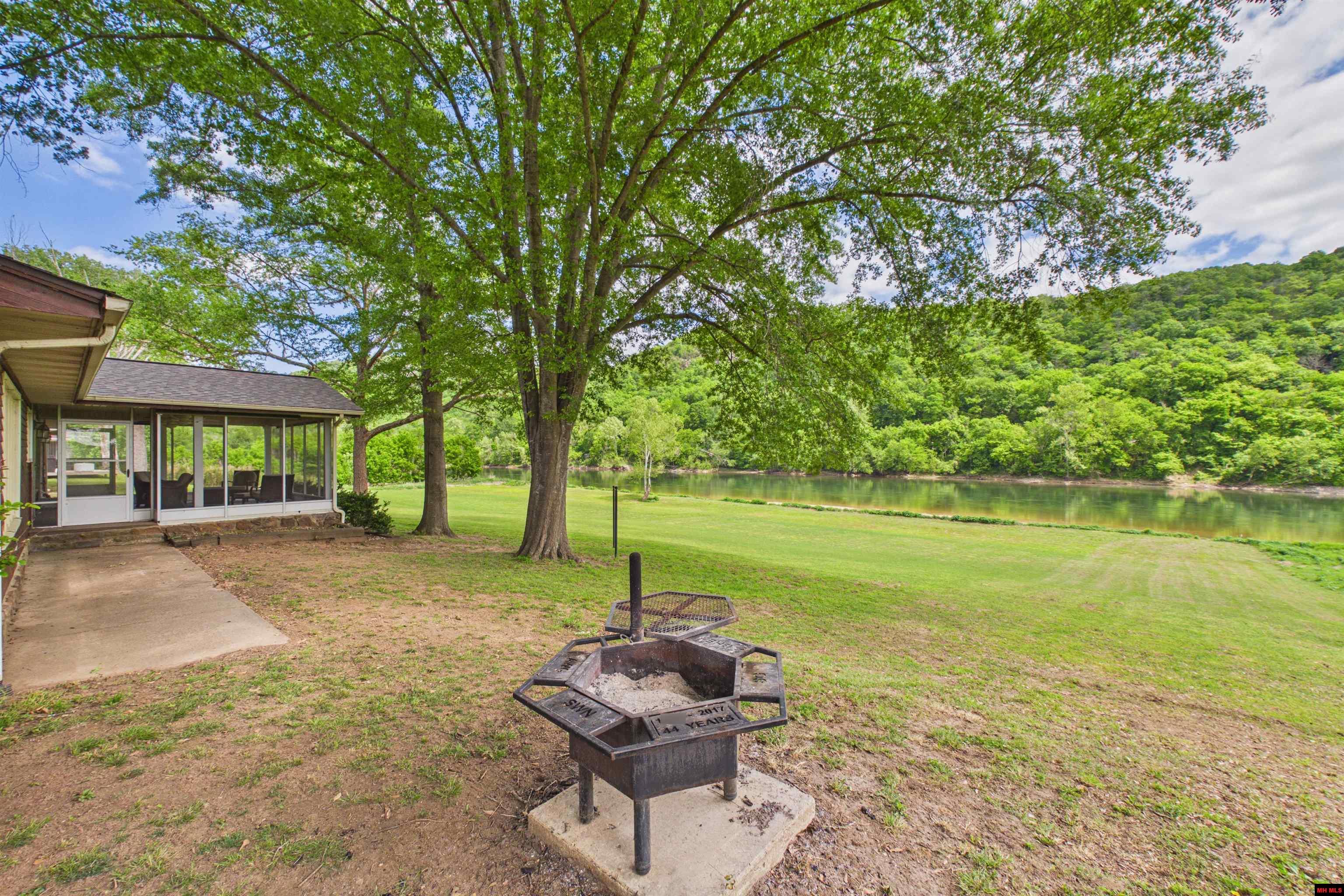 2796 RIVERVIEW DRIVE Norfork, AR 72658