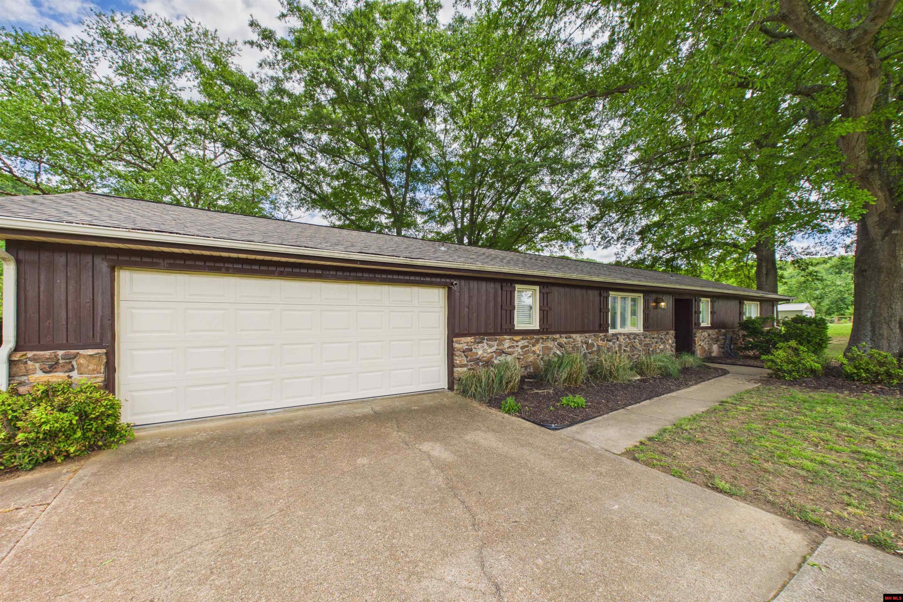 2796 RIVERVIEW DRIVE Norfork, AR 72658