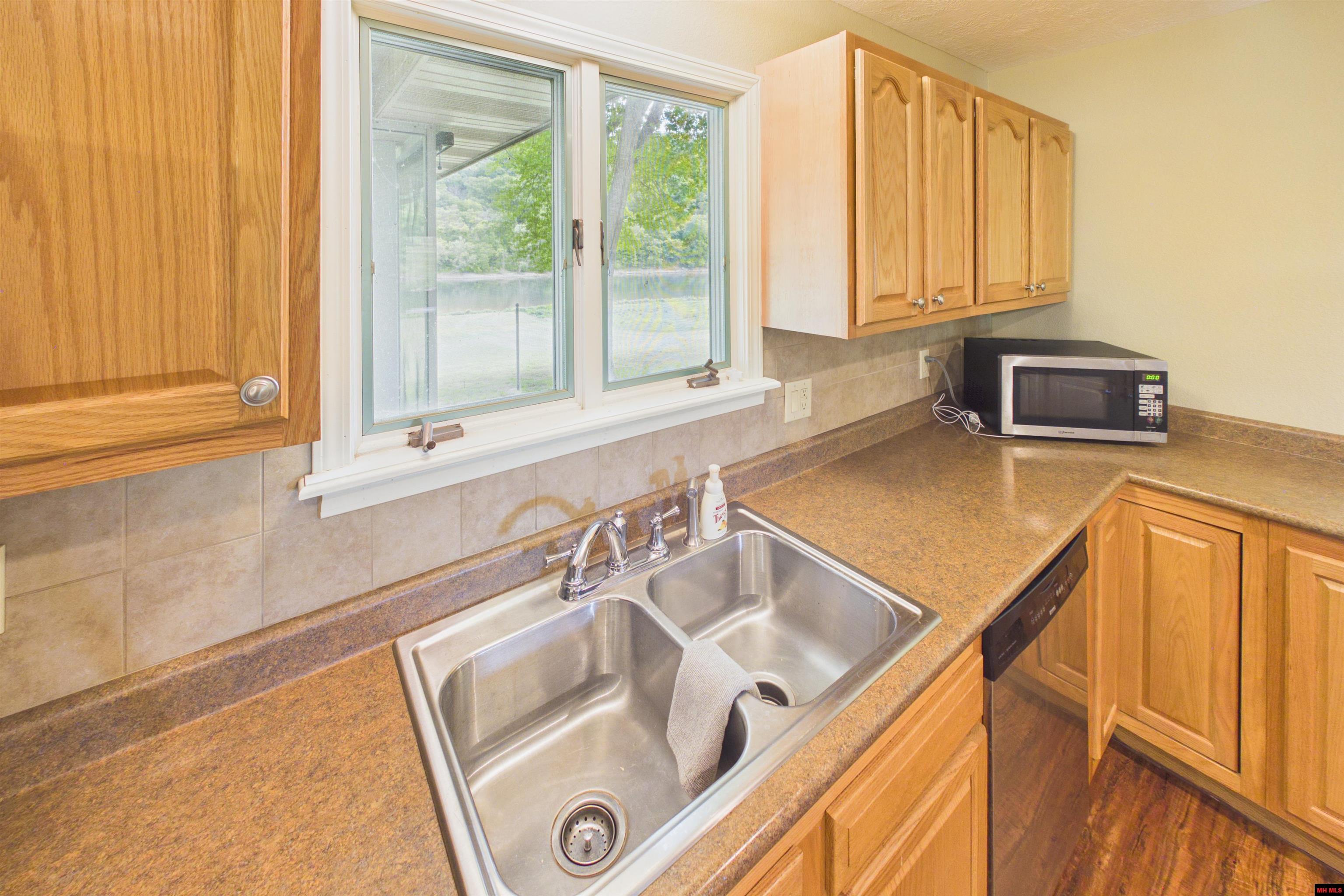 2796 RIVERVIEW DRIVE Norfork, AR 72658