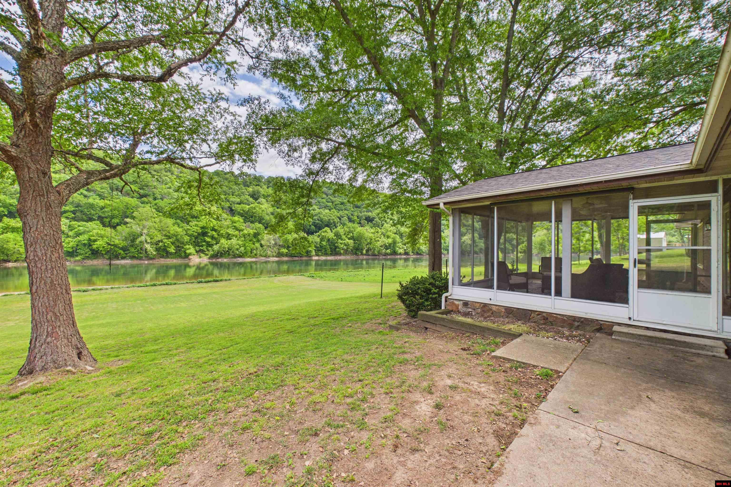 2796 RIVERVIEW DRIVE Norfork, AR 72658