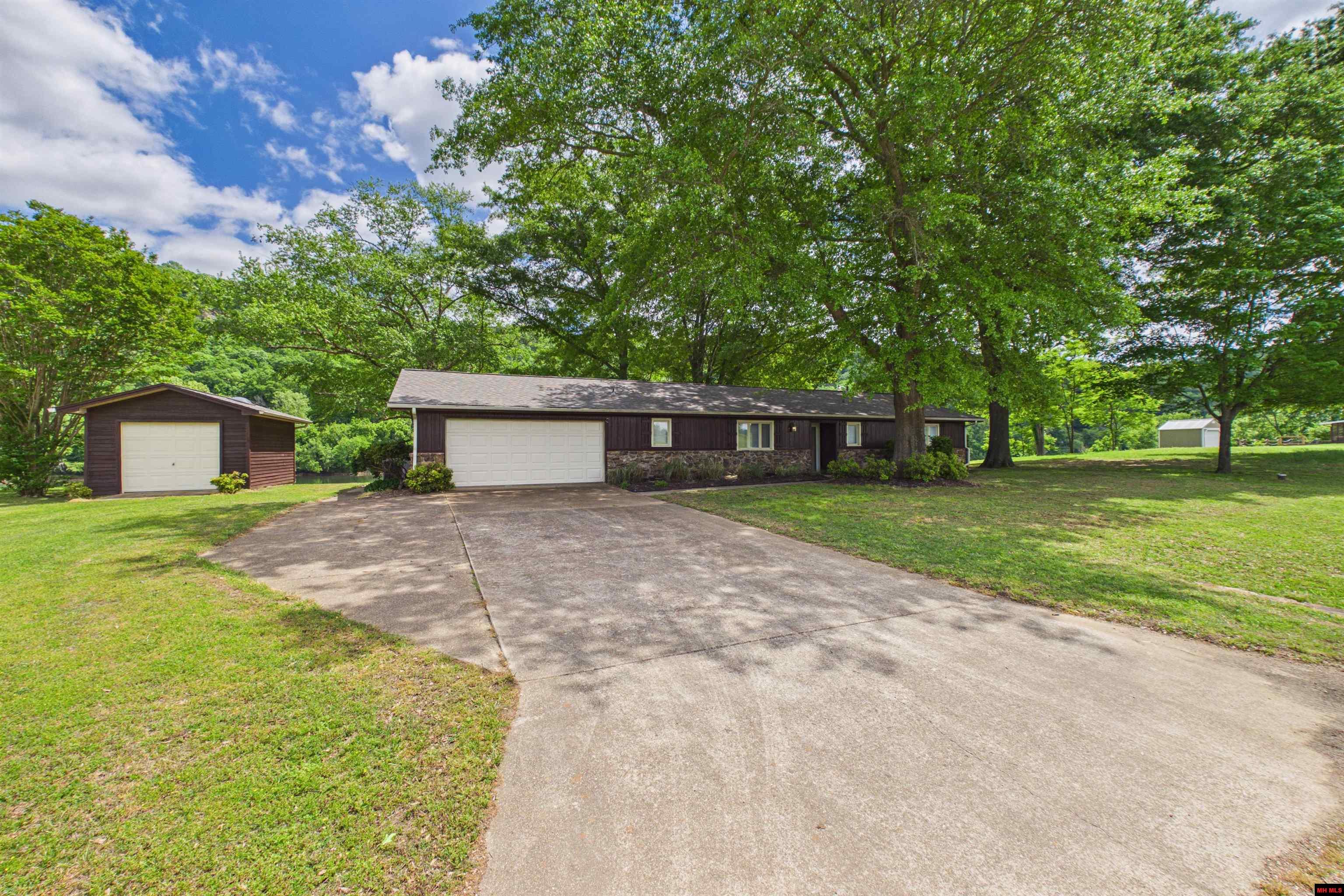 2796 RIVERVIEW DRIVE Norfork, AR 72658