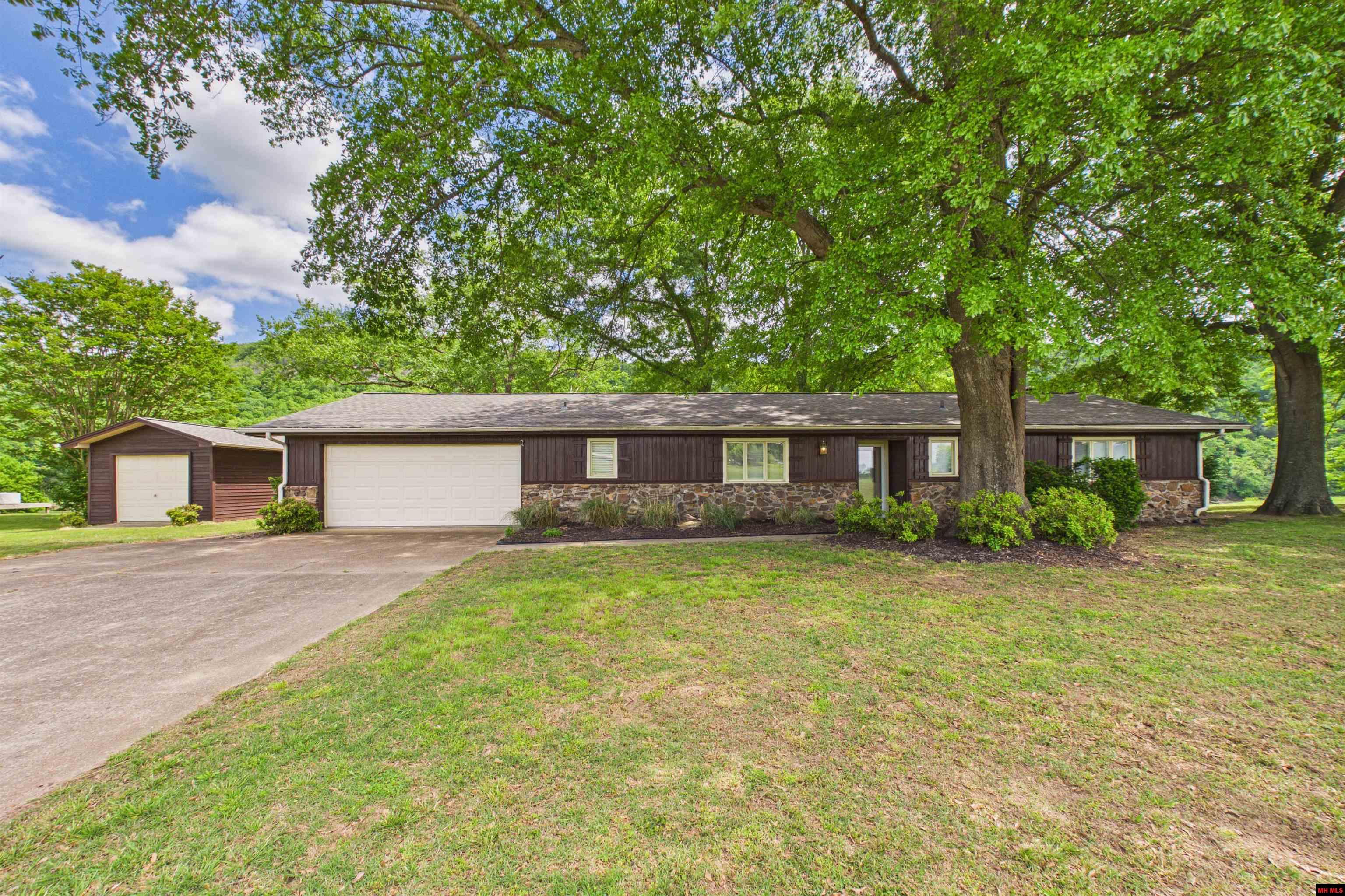 2796 RIVERVIEW DRIVE Norfork, AR 72658