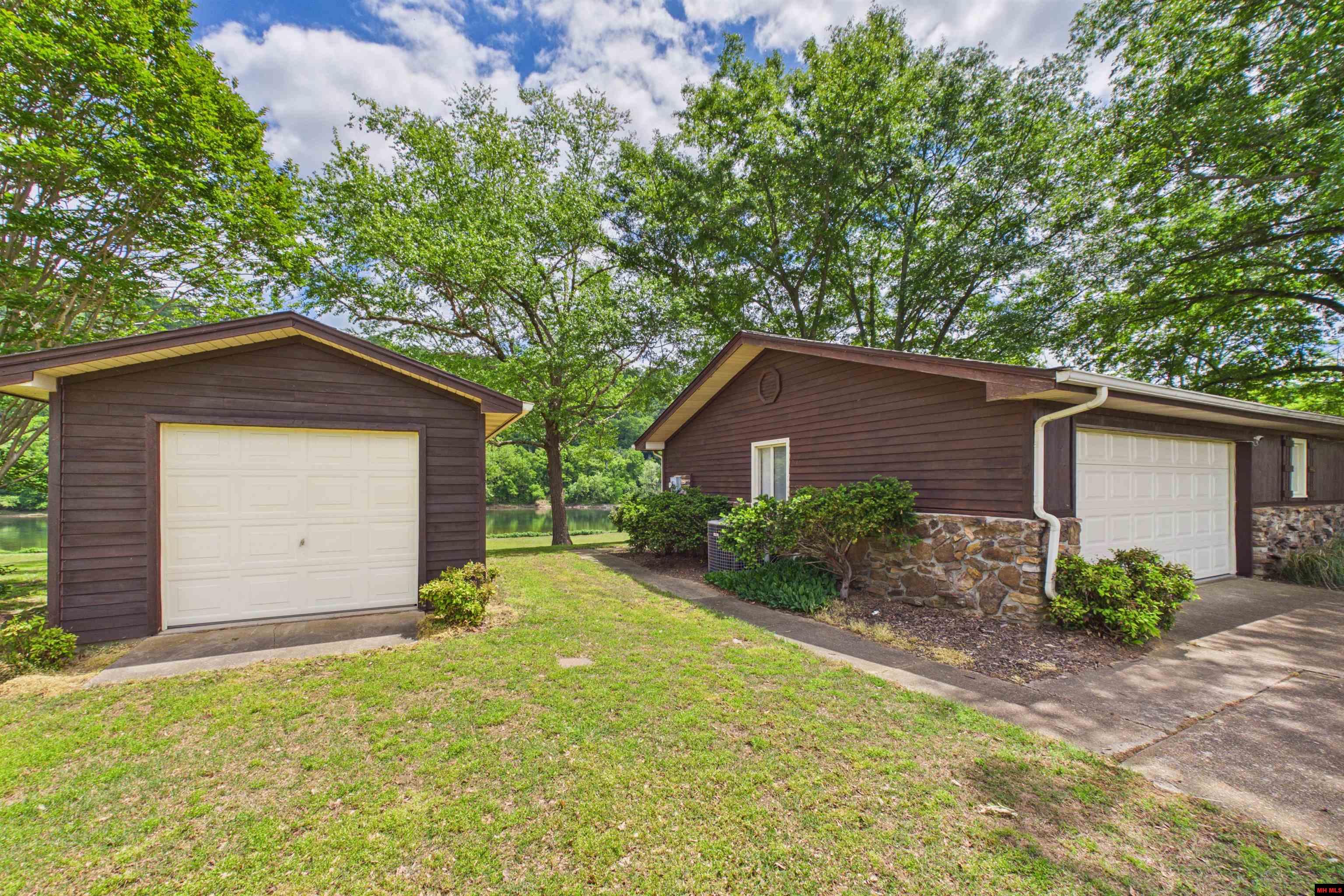 2796 RIVERVIEW DRIVE Norfork, AR 72658