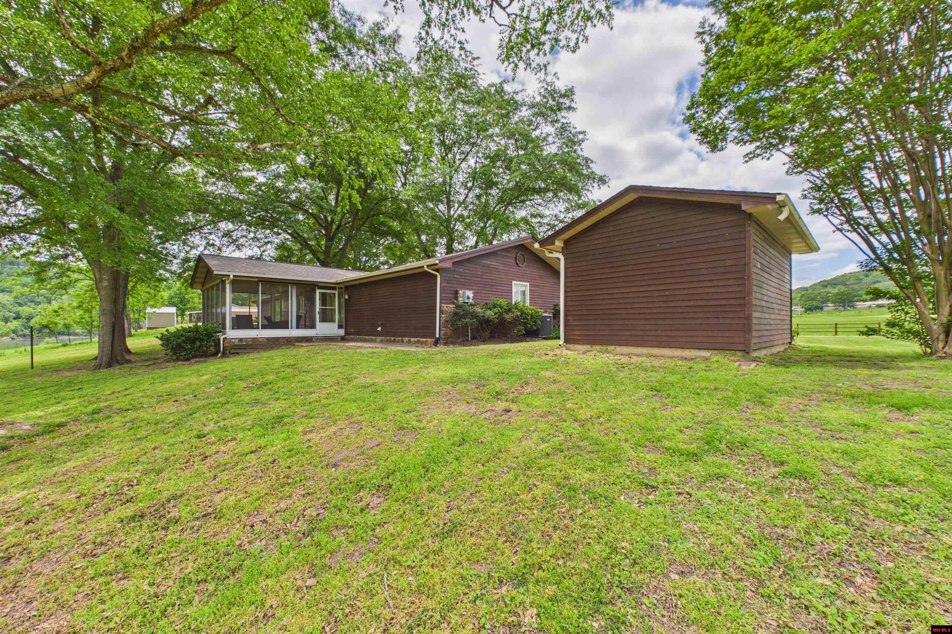 2796 RIVERVIEW DRIVE Norfork, AR 72658