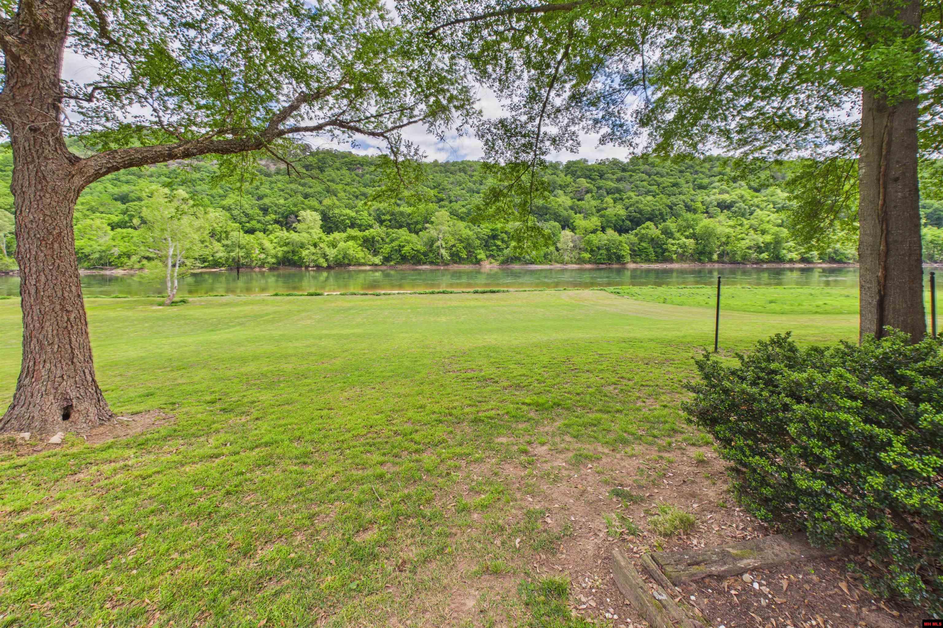 2796 RIVERVIEW DRIVE Norfork, AR 72658
