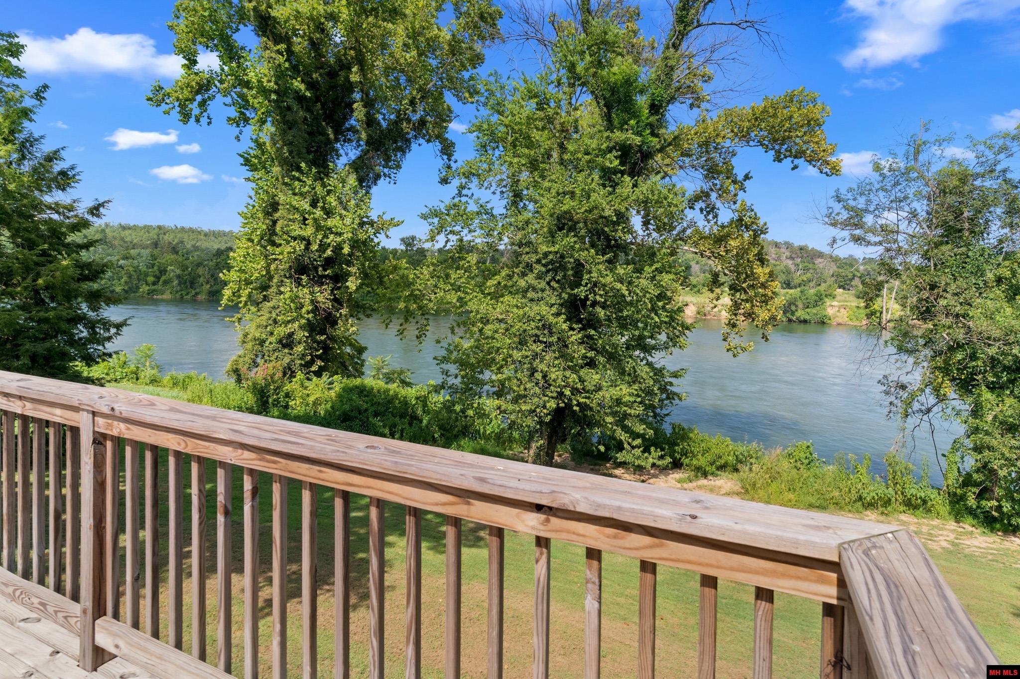 282 RIVERVIEW DRIVE Norfork, AR 72658