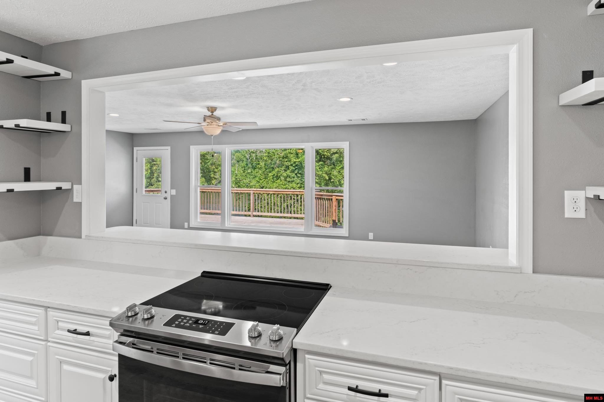 282 RIVERVIEW DRIVE Norfork, AR 72658