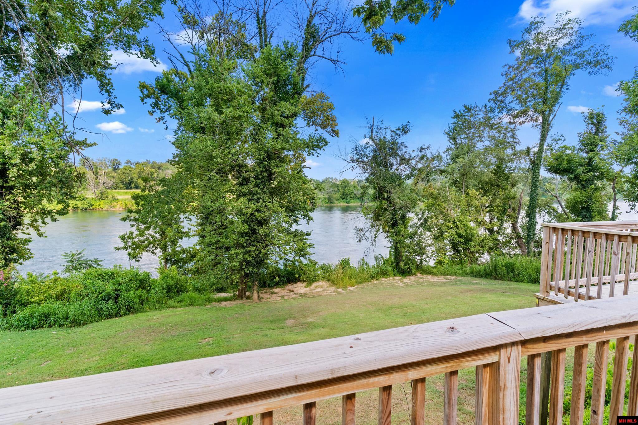 282 RIVERVIEW DRIVE Norfork, AR 72658