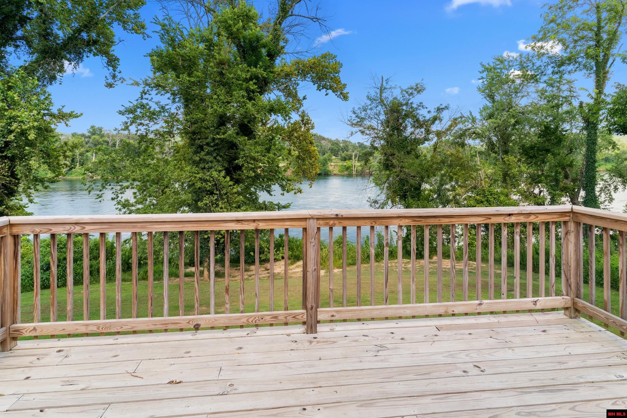 282 RIVERVIEW DRIVE Norfork, AR 72658