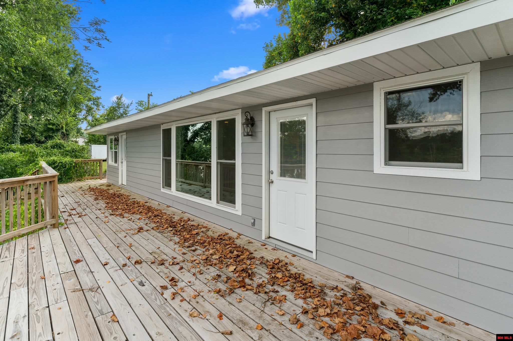 282 RIVERVIEW DRIVE Norfork, AR 72658