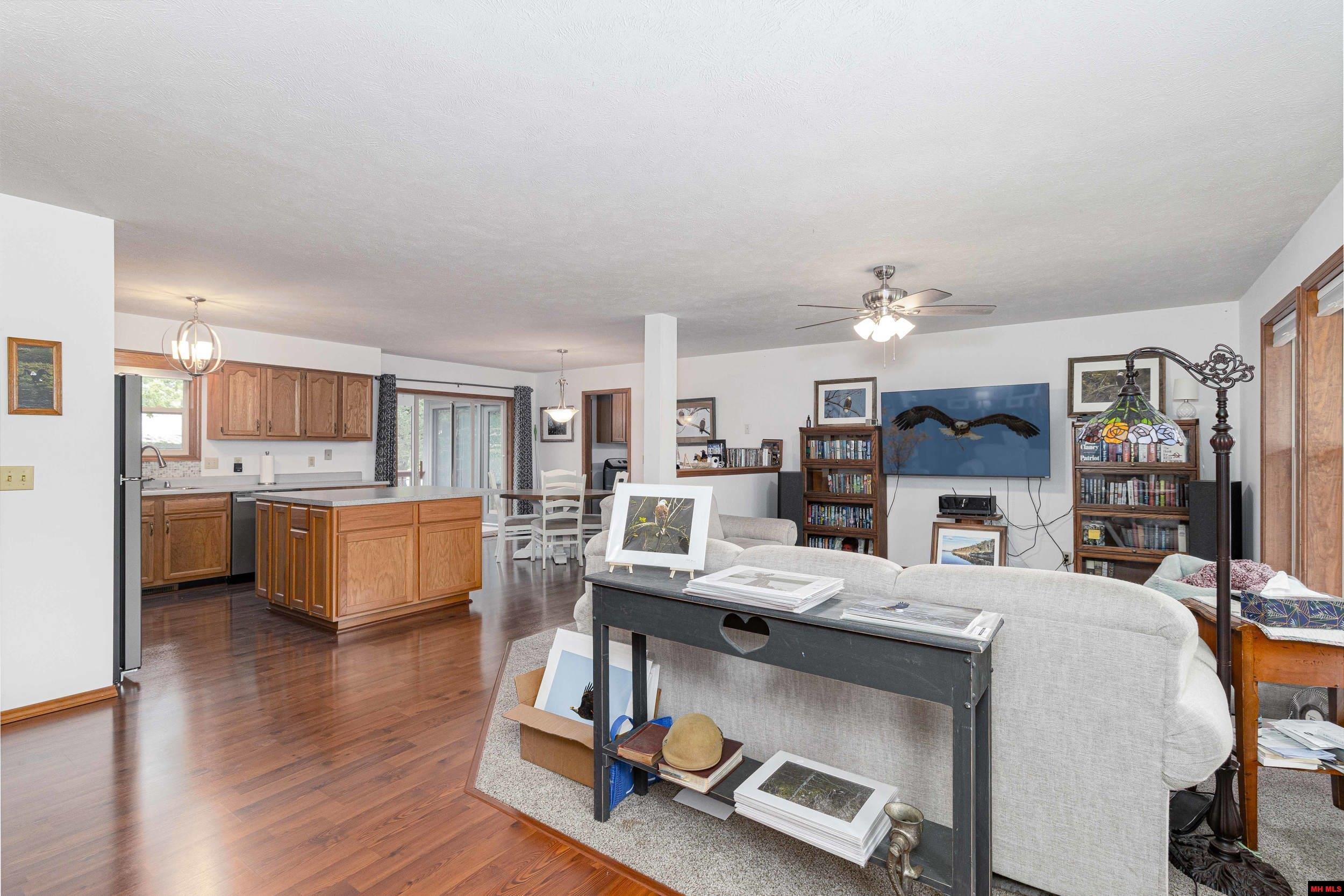902 MARILYN AVENUE Bull Shoals, AR 72619