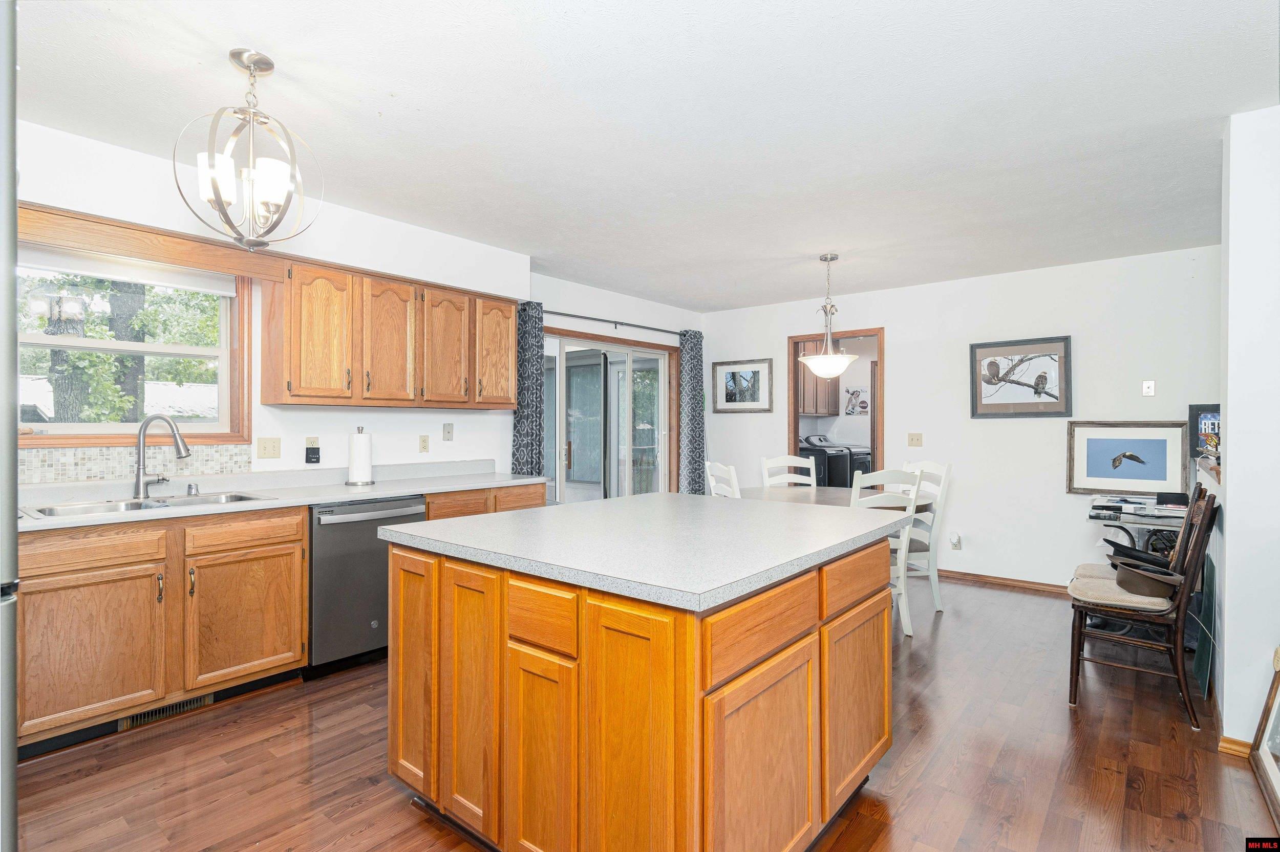 902 MARILYN AVENUE Bull Shoals, AR 72619