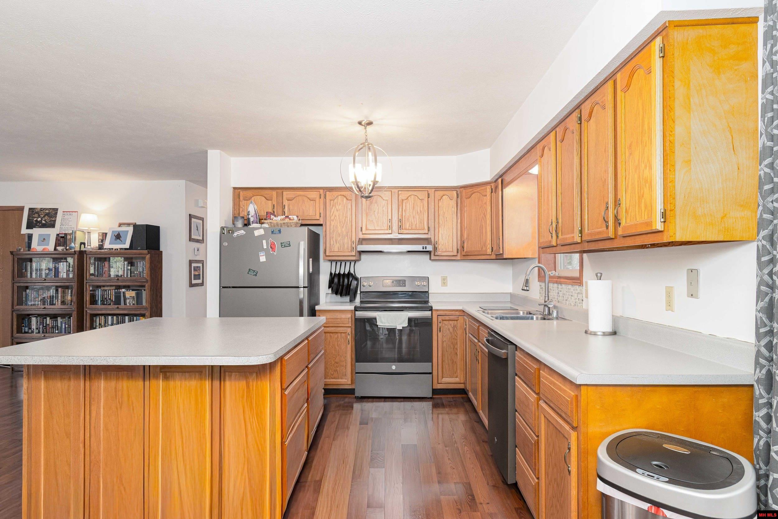 902 MARILYN AVENUE Bull Shoals, AR 72619