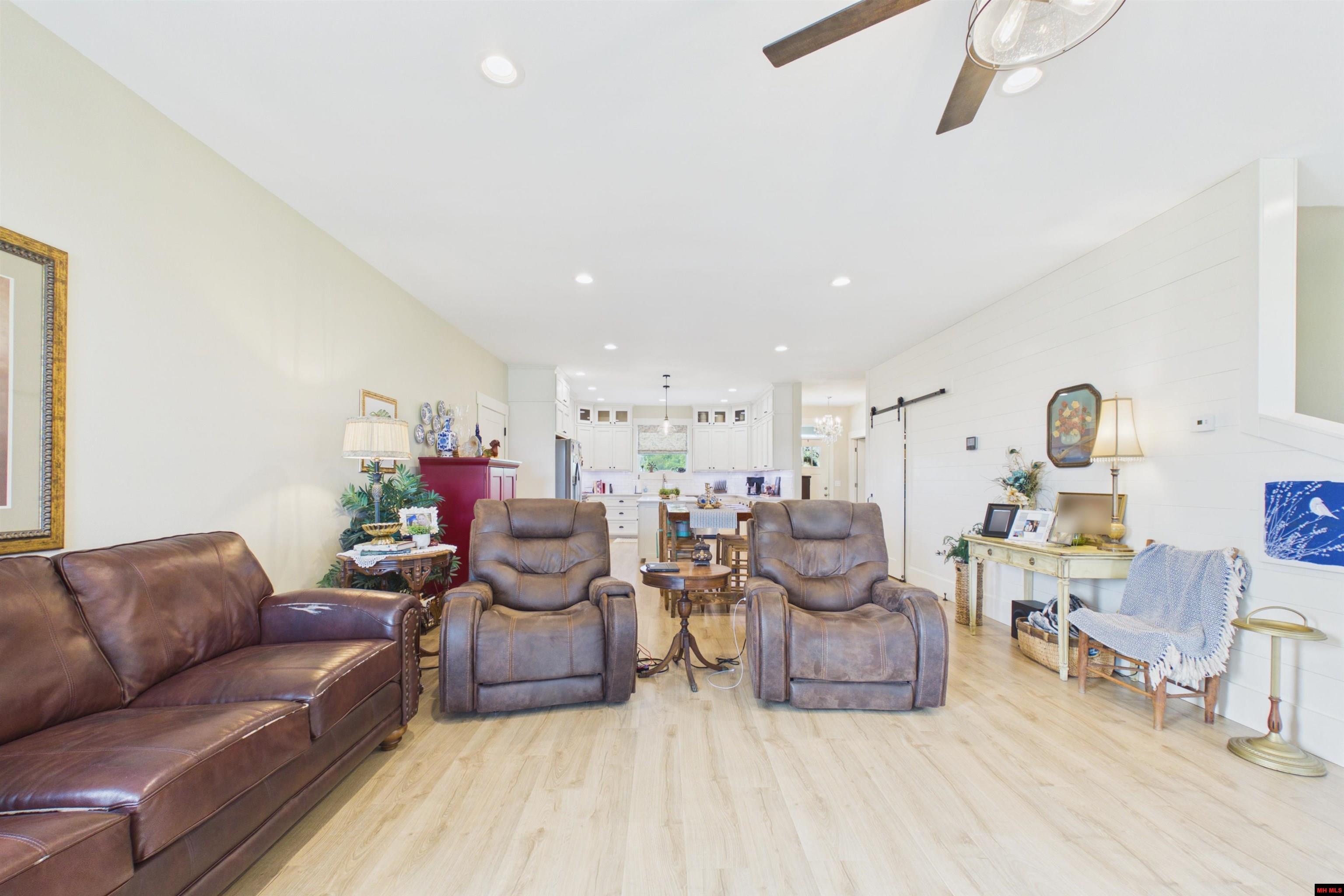 16 DEBONAIR COURT Gassville, AR 72635