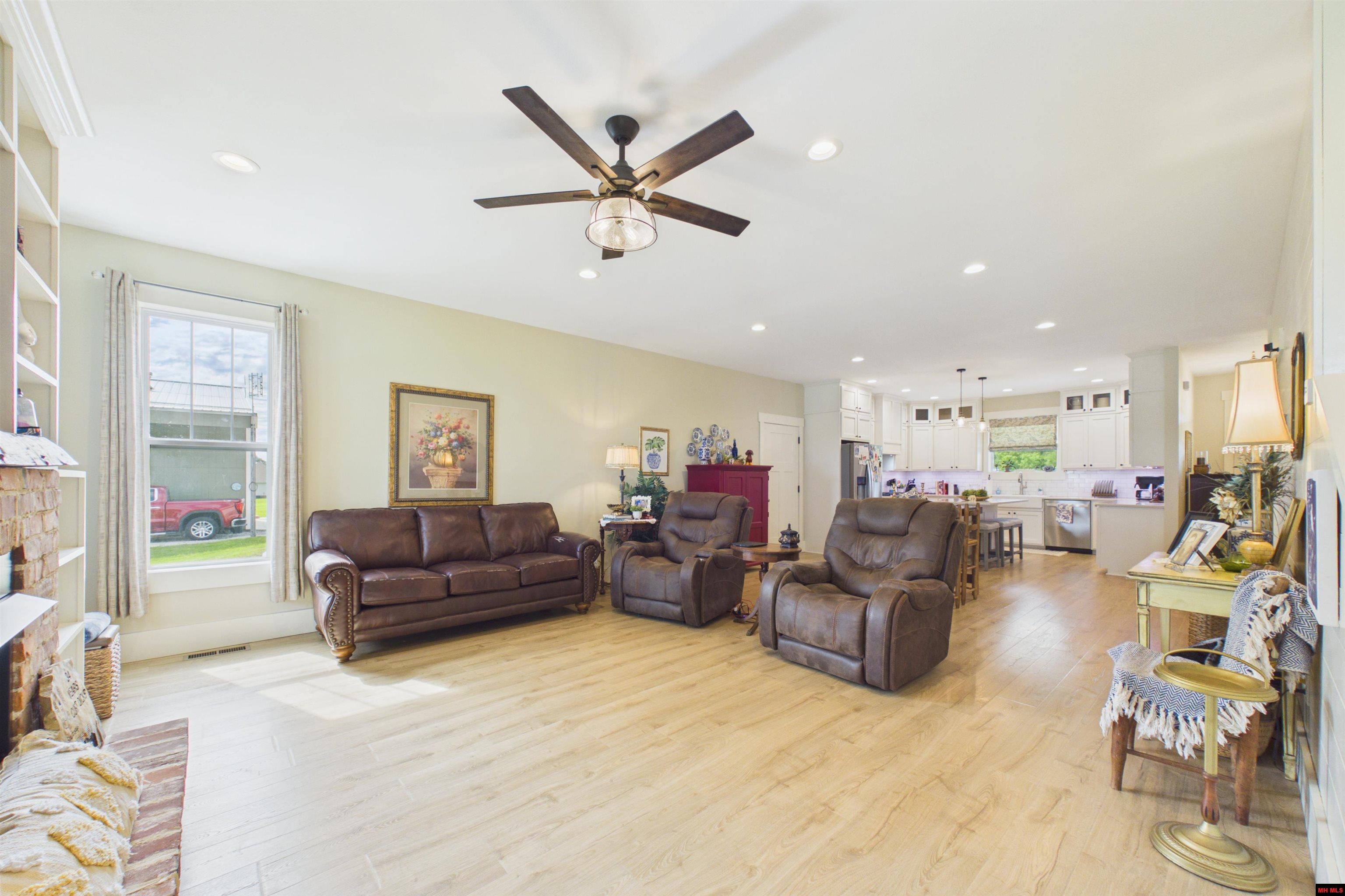 16 DEBONAIR COURT Gassville, AR 72635