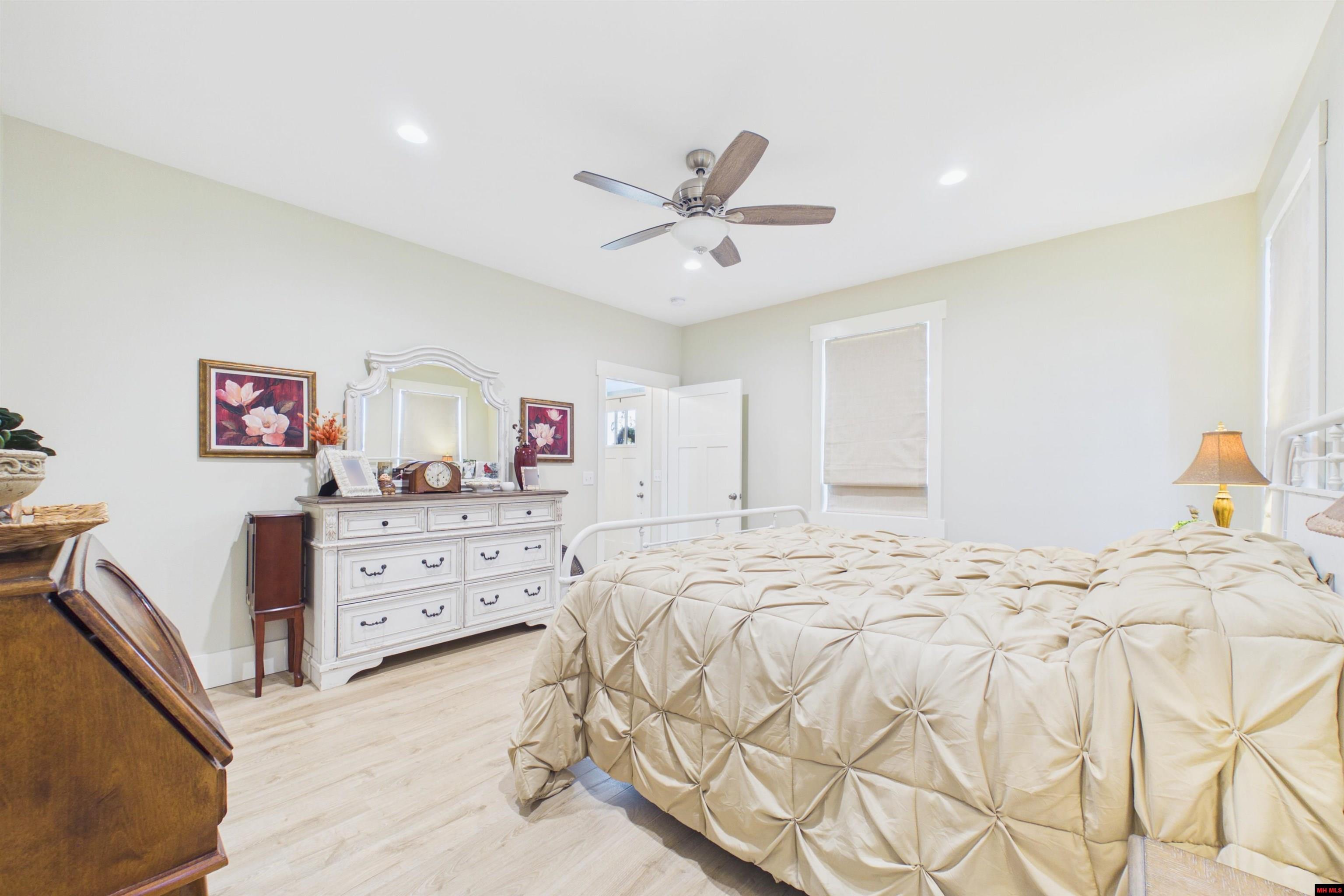 16 DEBONAIR COURT Gassville, AR 72635
