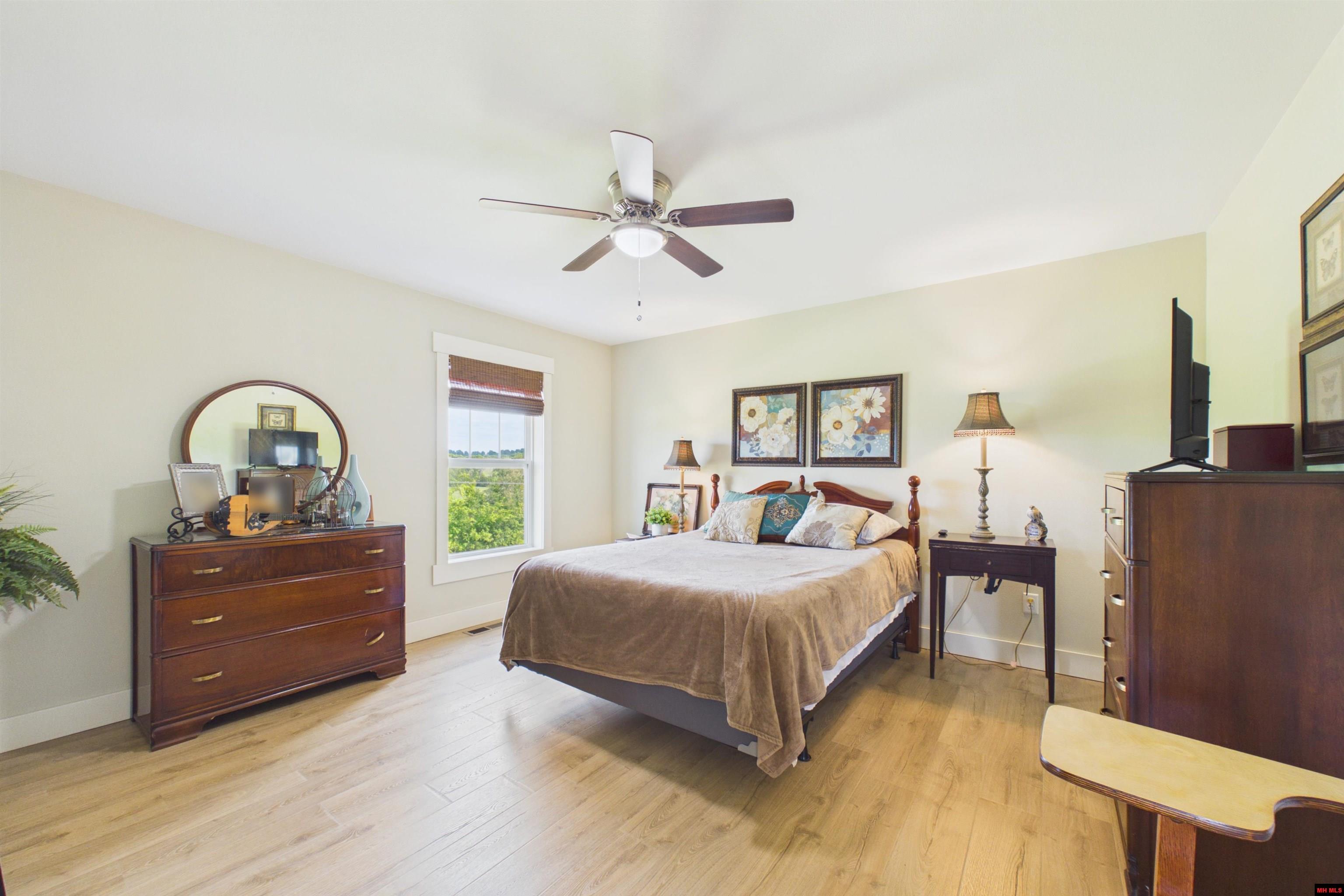 16 DEBONAIR COURT Gassville, AR 72635