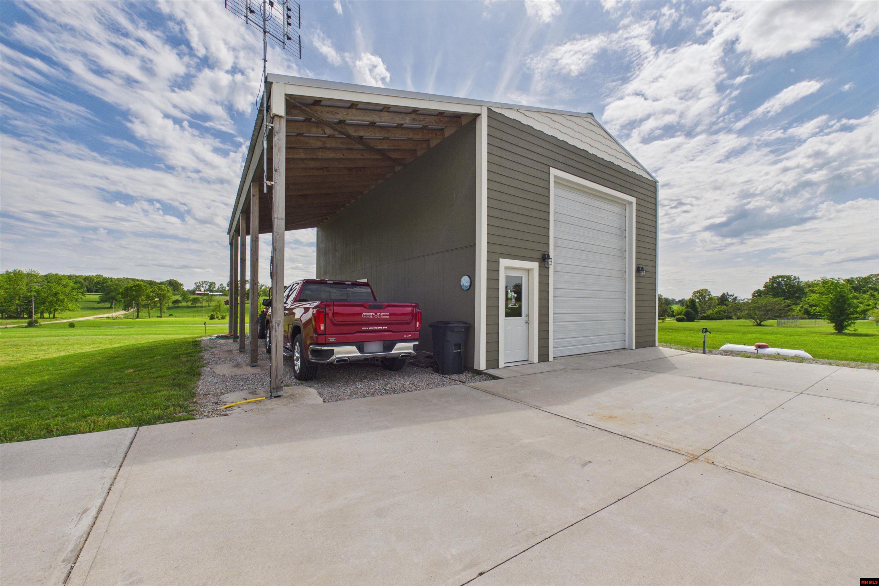 16 DEBONAIR COURT Gassville, AR 72635