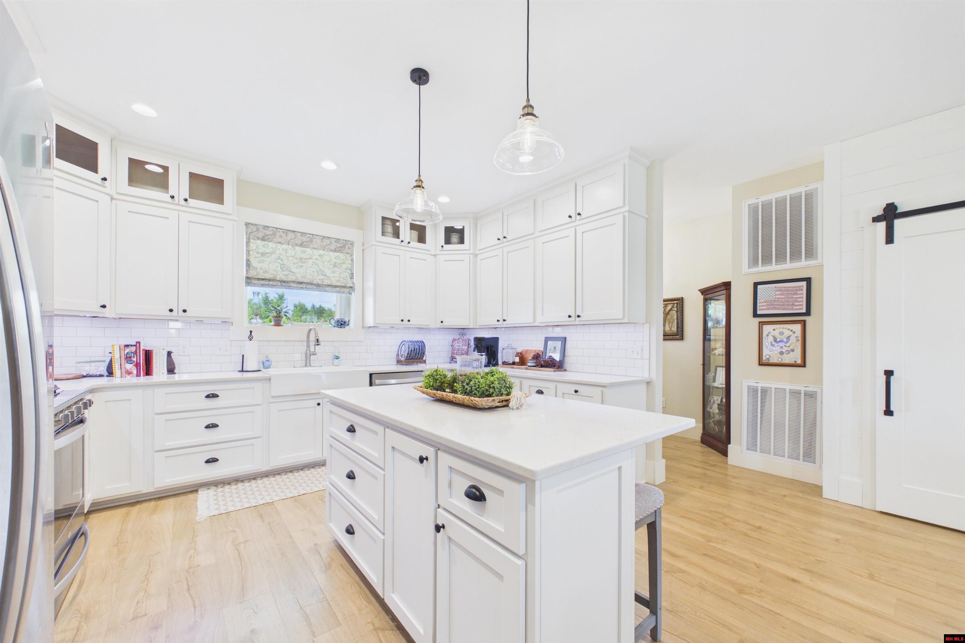 16 DEBONAIR COURT Gassville, AR 72635
