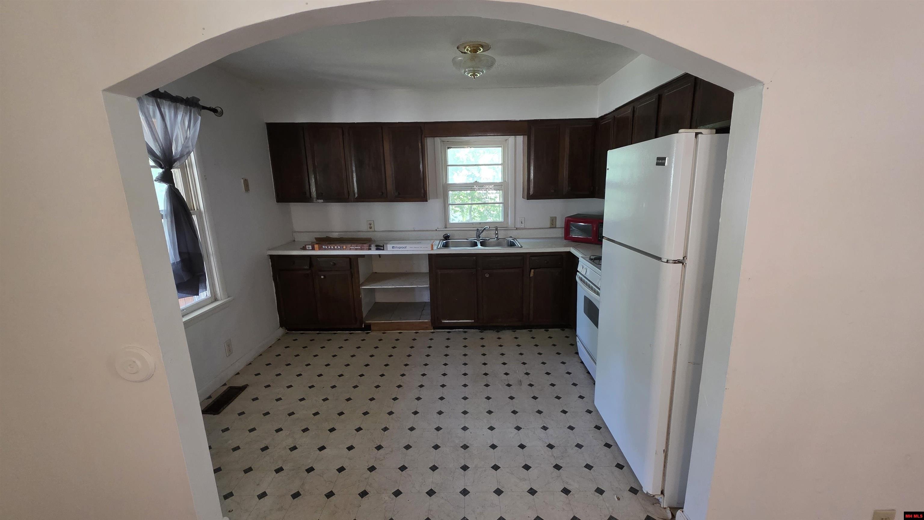 317 W 5TH STREET Yellville, AR 72687
